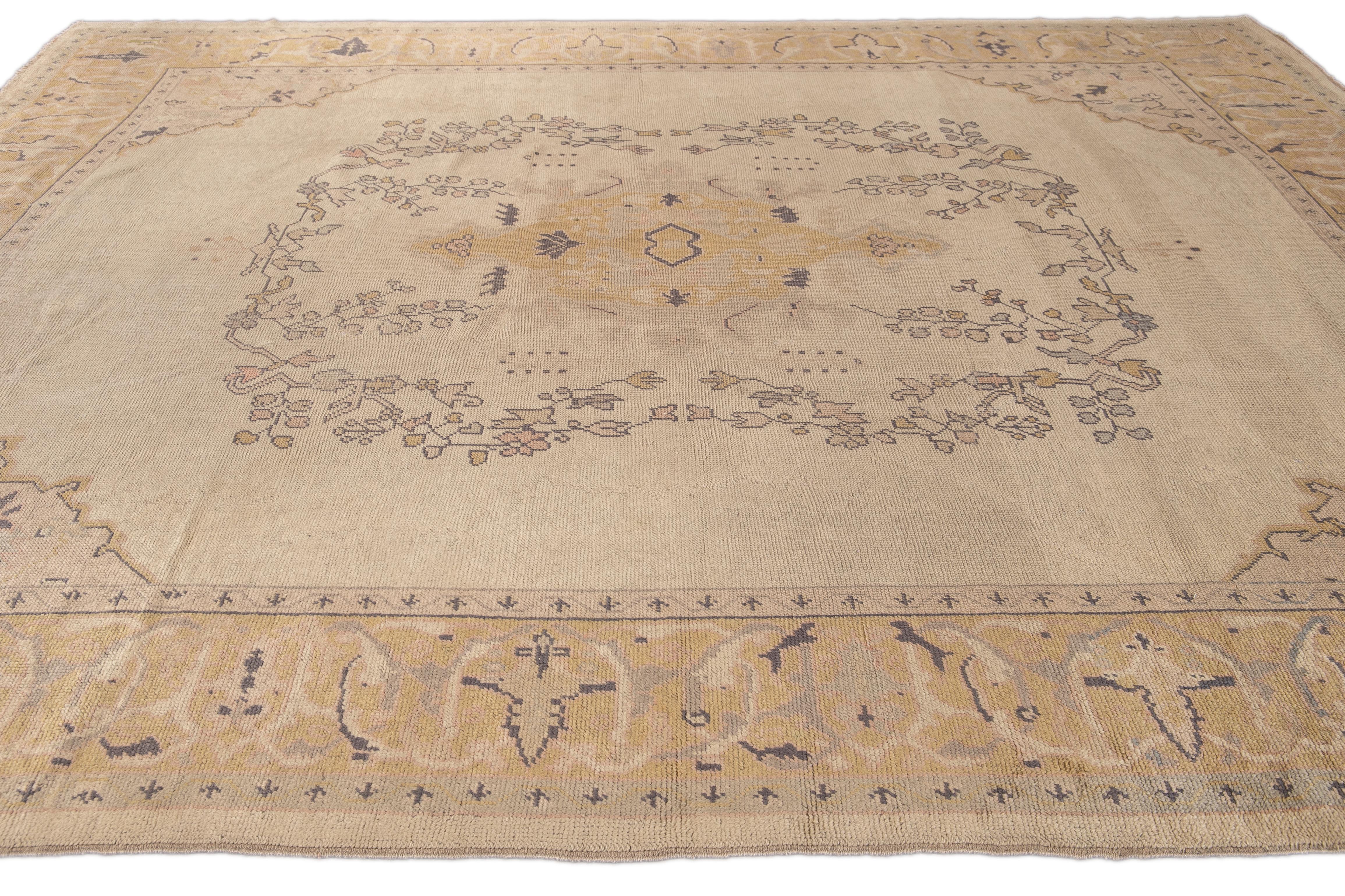 Ancien tapis turc Oushak beige en laine à médaillons floraux fait à la main en vente 2