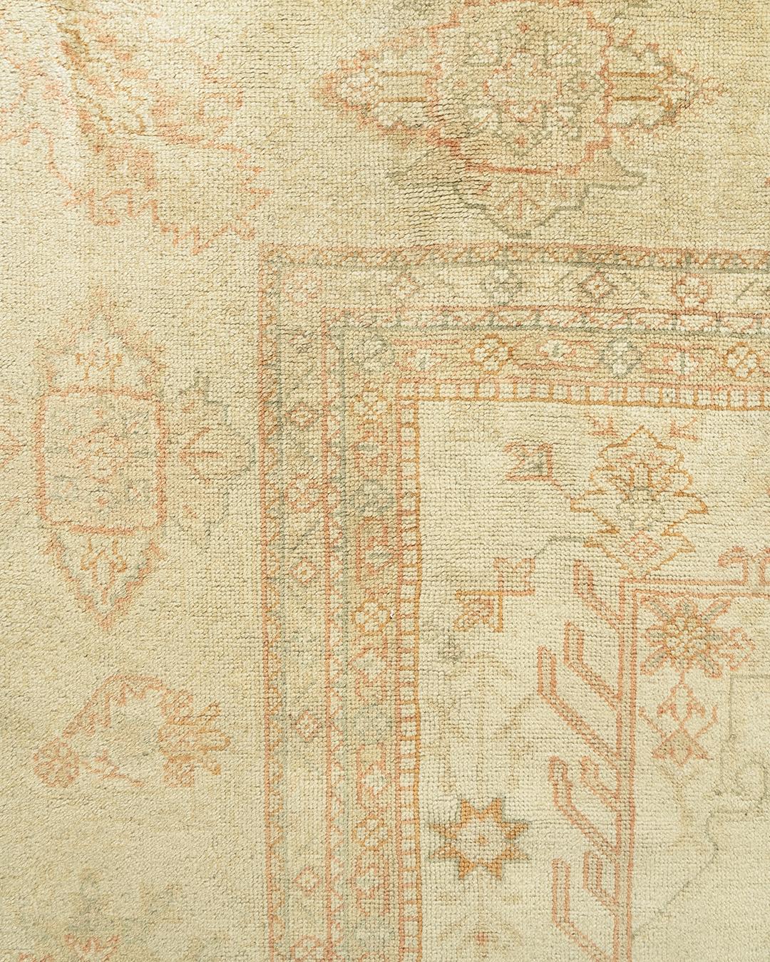 12'3 x 15'10. Das unifarbene, weiche Feld mit zarten Blumen- und Rankenmustern schafft eine harmonische Atmosphäre. Oushaks sind bekannt für ihre sanften Paletten in Kombination mit exzentrischen Zeichnungen. Oushak in der Westtürkei hat die längste