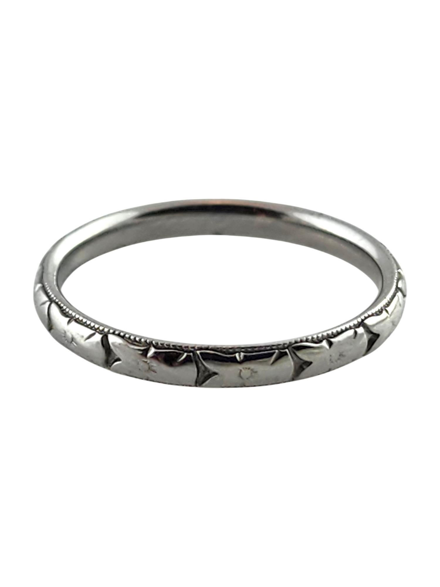 Antique Belais 18 Karat White Gold Wedding Band Size 8

This gorgeous 18K white gold wedding band is going to look gorgeous on anybody!

Ring size: 8
Shank: 2.50mm

Weight: 2.59 g/ 1.67 dwt'

Hallmark: BELAIS 18K

Very good condition, professionally