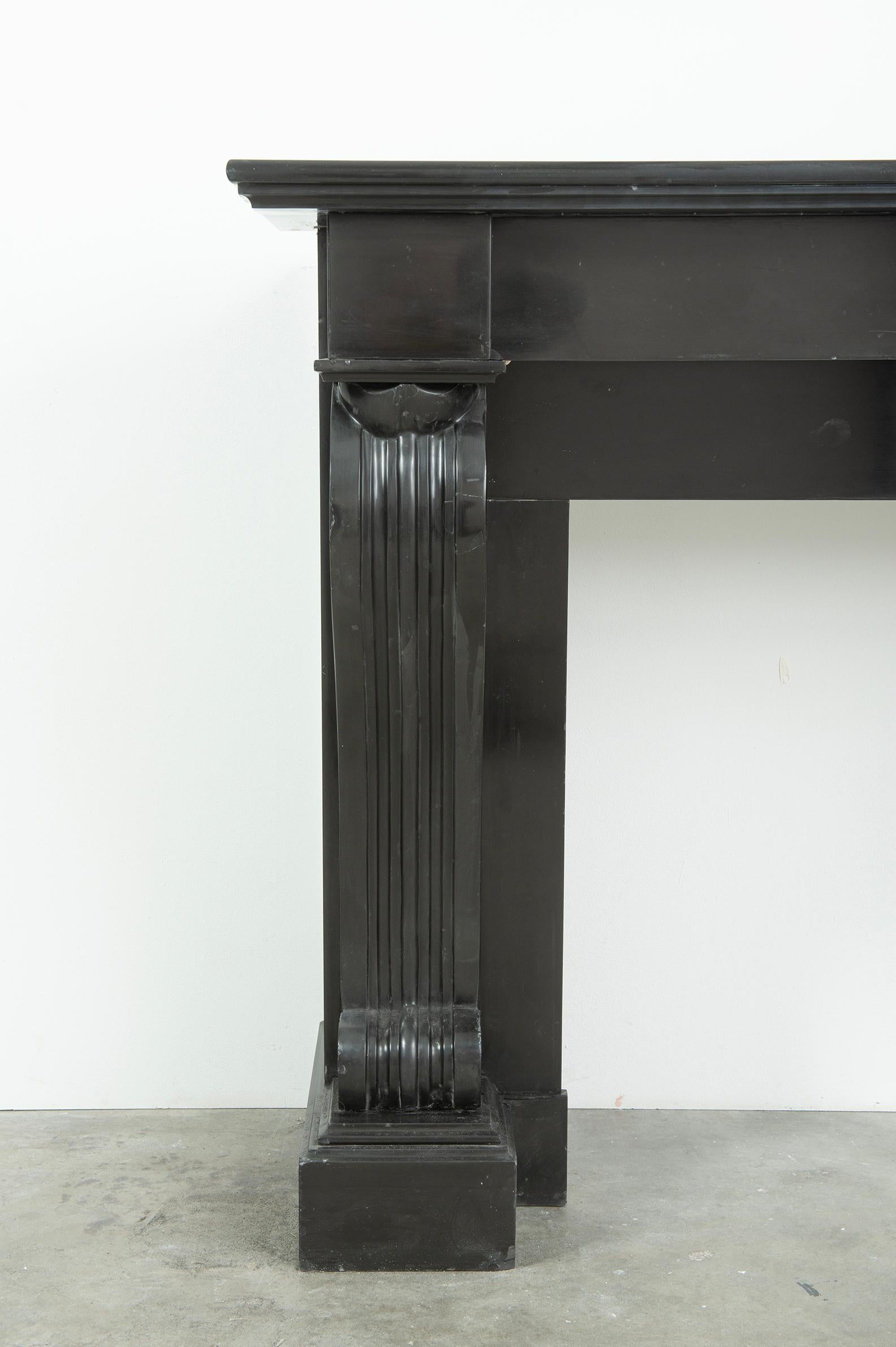 Antique Belgian Black Marble Fireplace Mantel In Good Condition For Sale In Haarlem, Noord-Holland