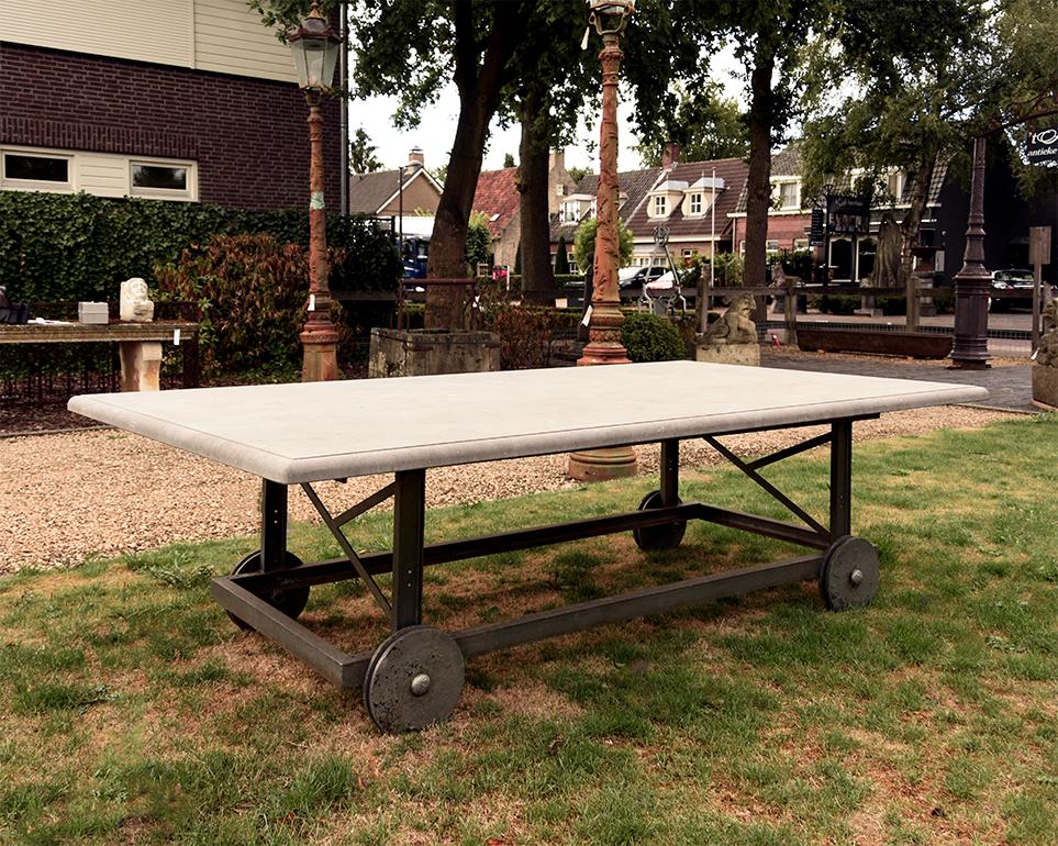 Very beautiful garden table from Belgian.
Comes from a mansion near Bruxelles.
