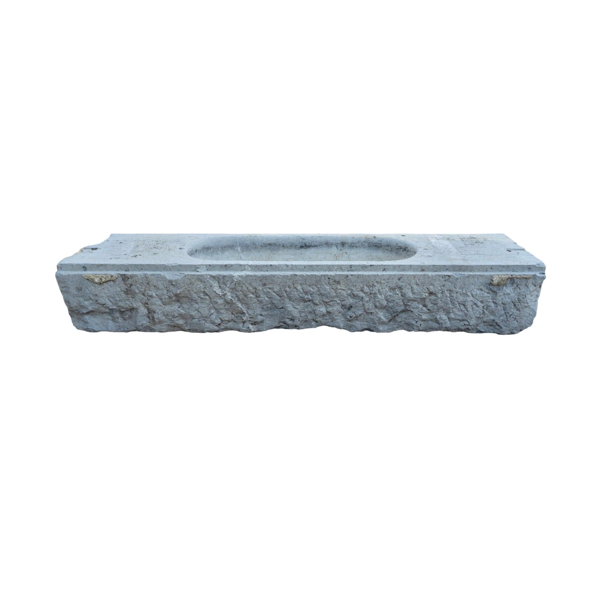 Dieser belgische Blaustein-Trog ist ein einzigartiges Stück, das aus belgischem Blaustein aus dem 17. Das eine Becken ist von Hand aus dem Originalstein gemeißelt, was für Langlebigkeit und Authentizität sorgt. Der klassische belgische Blaustein