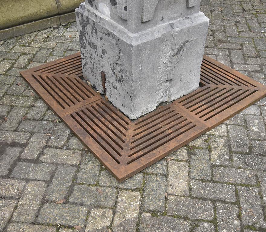 Antique Belgian bluestone village pump with grate 19th Century For Sale 2