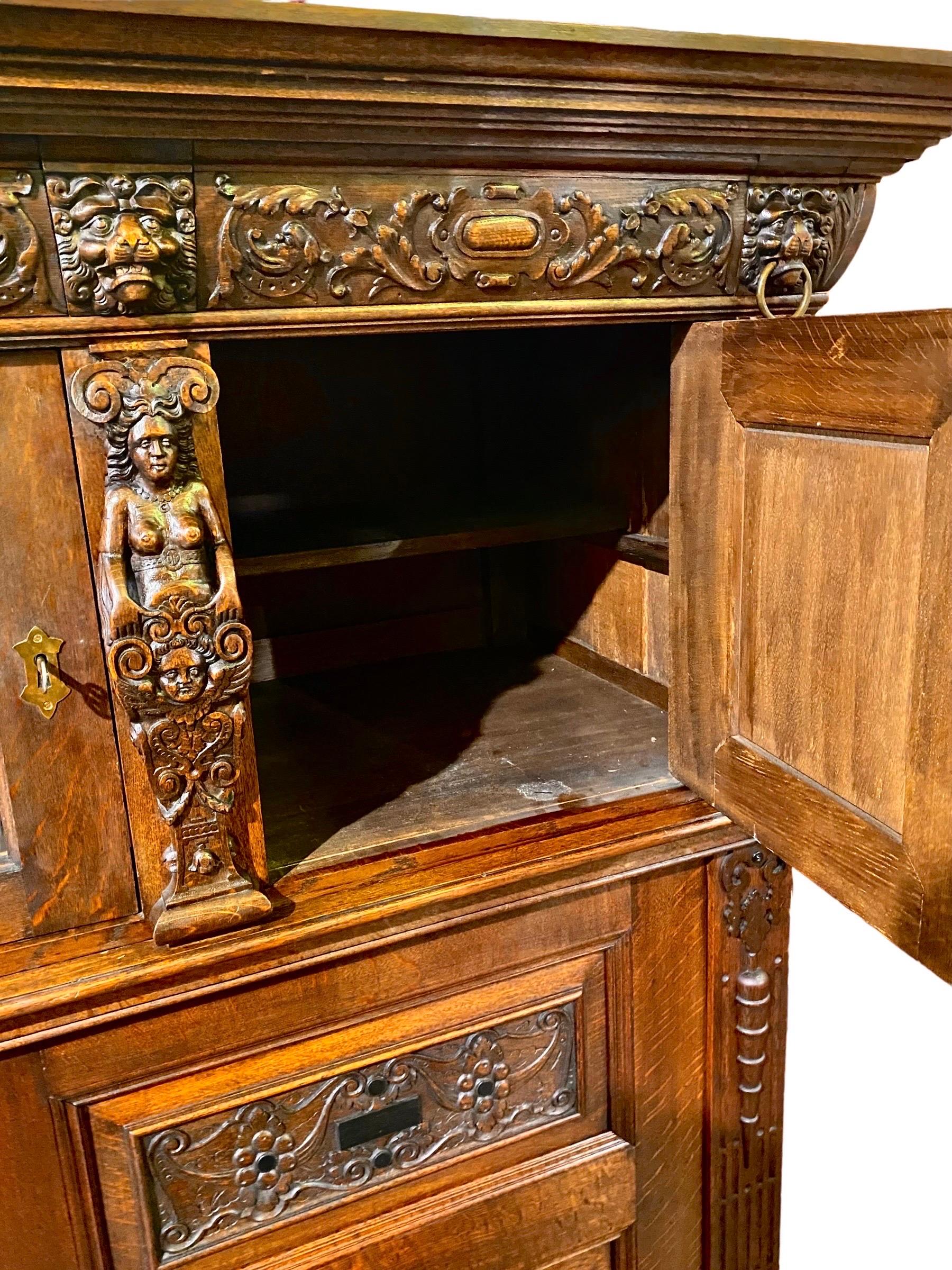 Chêne Buffet ancien en chêne sculpté belge à figures en vente