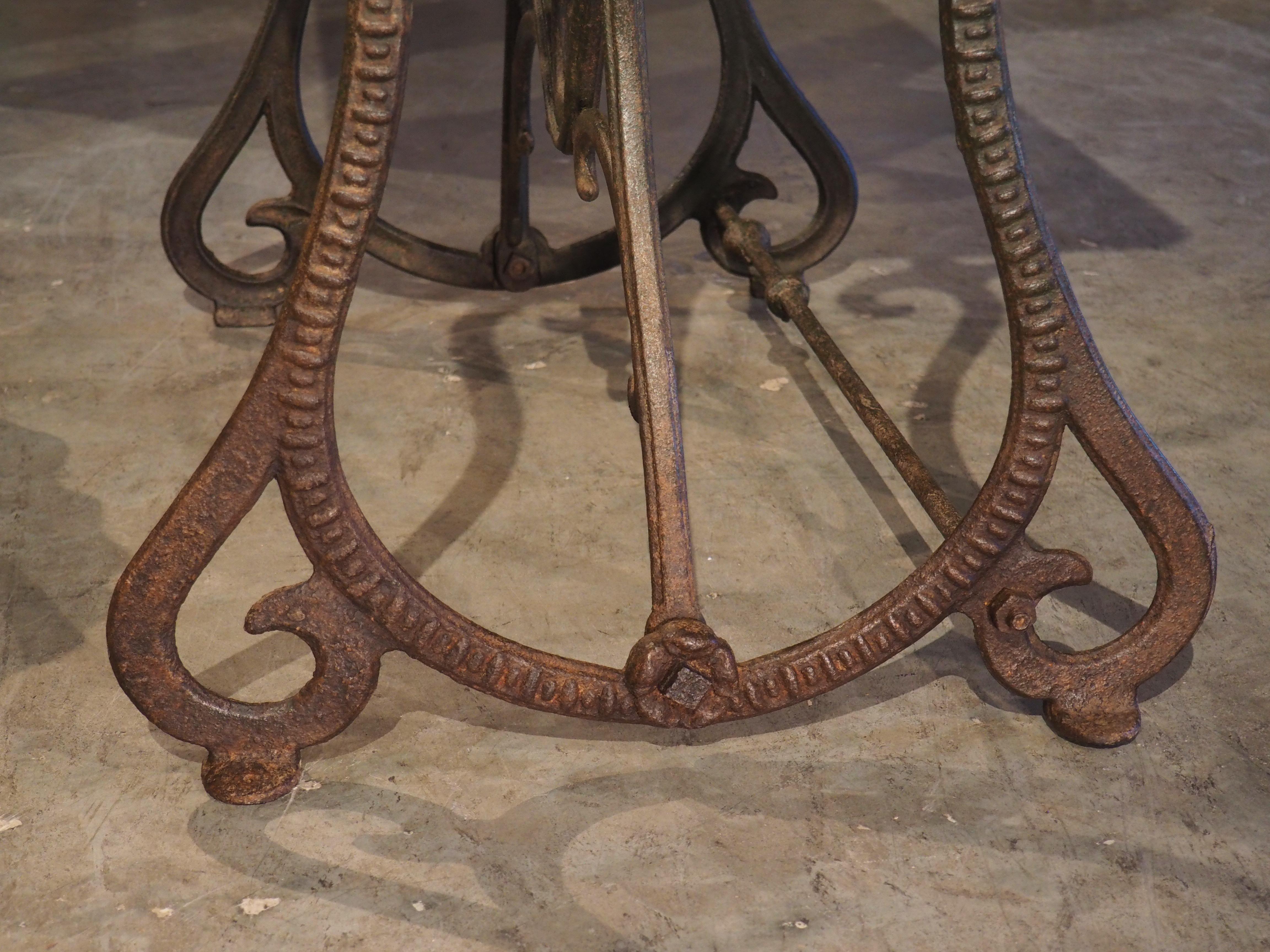 Ancienne table de bar ou d'appoint belge en fonte et marbre de Carrare, vers 1900 3