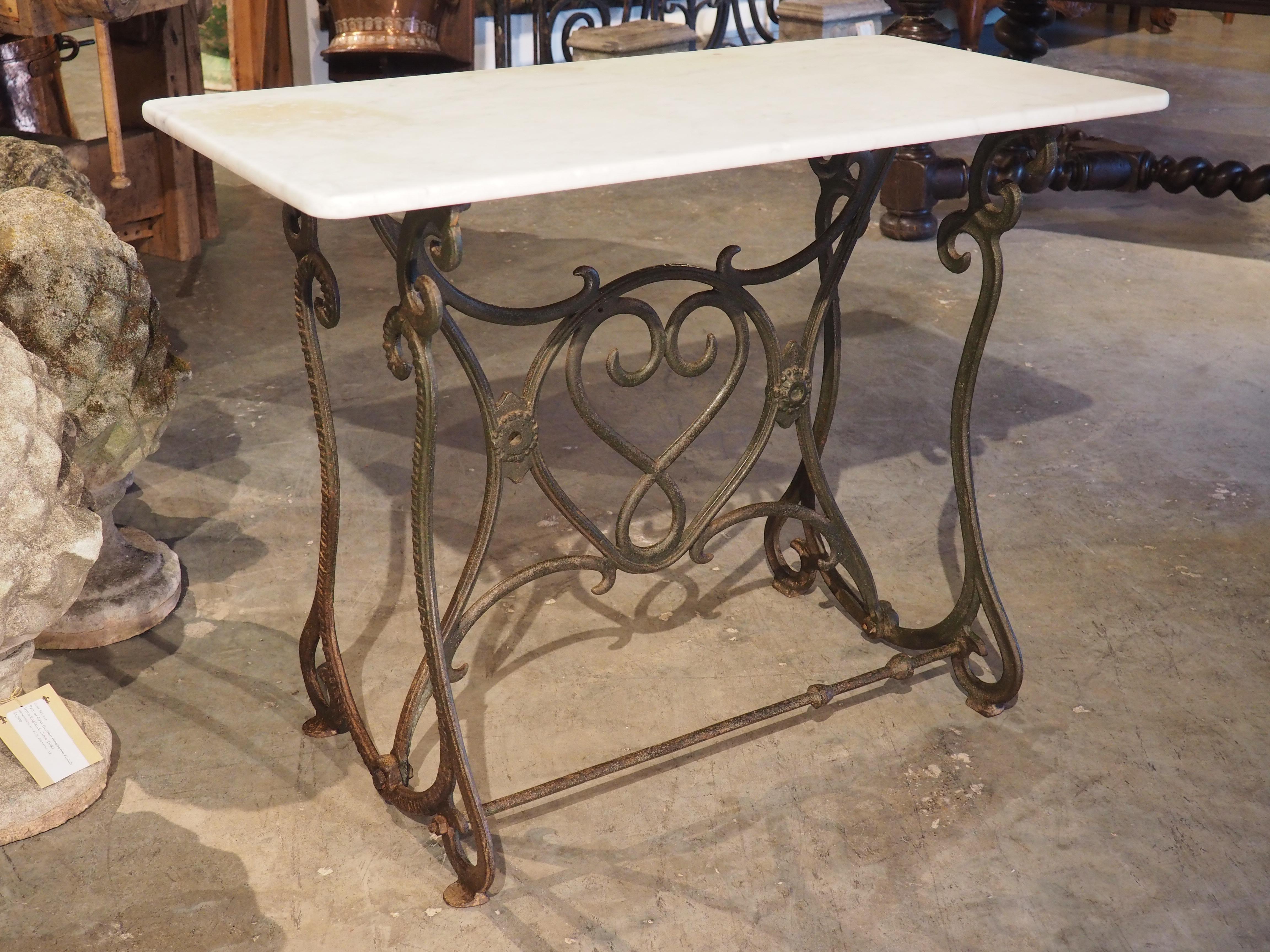 Ancienne table de bar ou d'appoint belge en fonte et marbre de Carrare, vers 1900 4