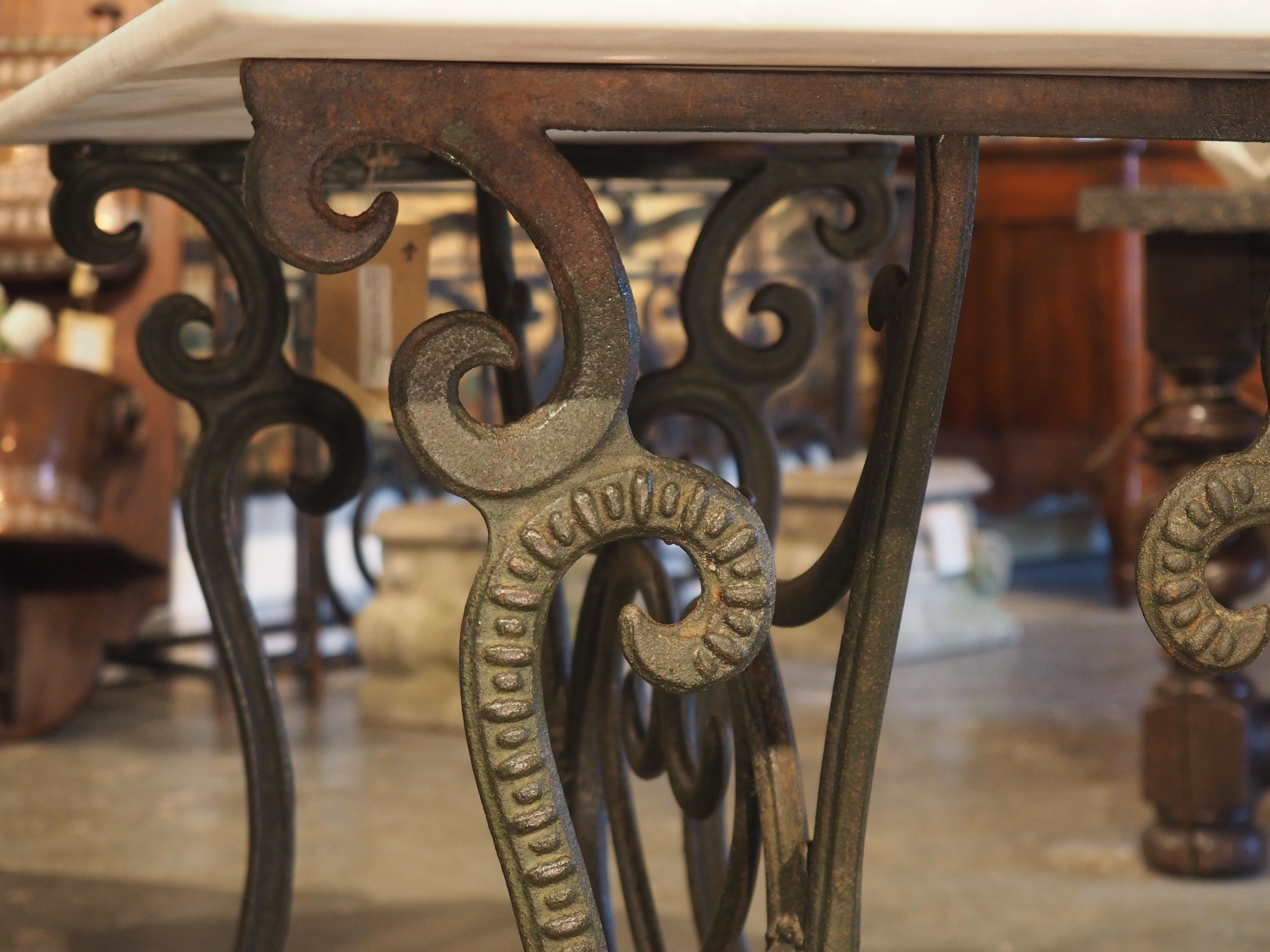 Ancienne table de bar ou d'appoint belge en fonte et marbre de Carrare, vers 1900 Bon état à Dallas, TX