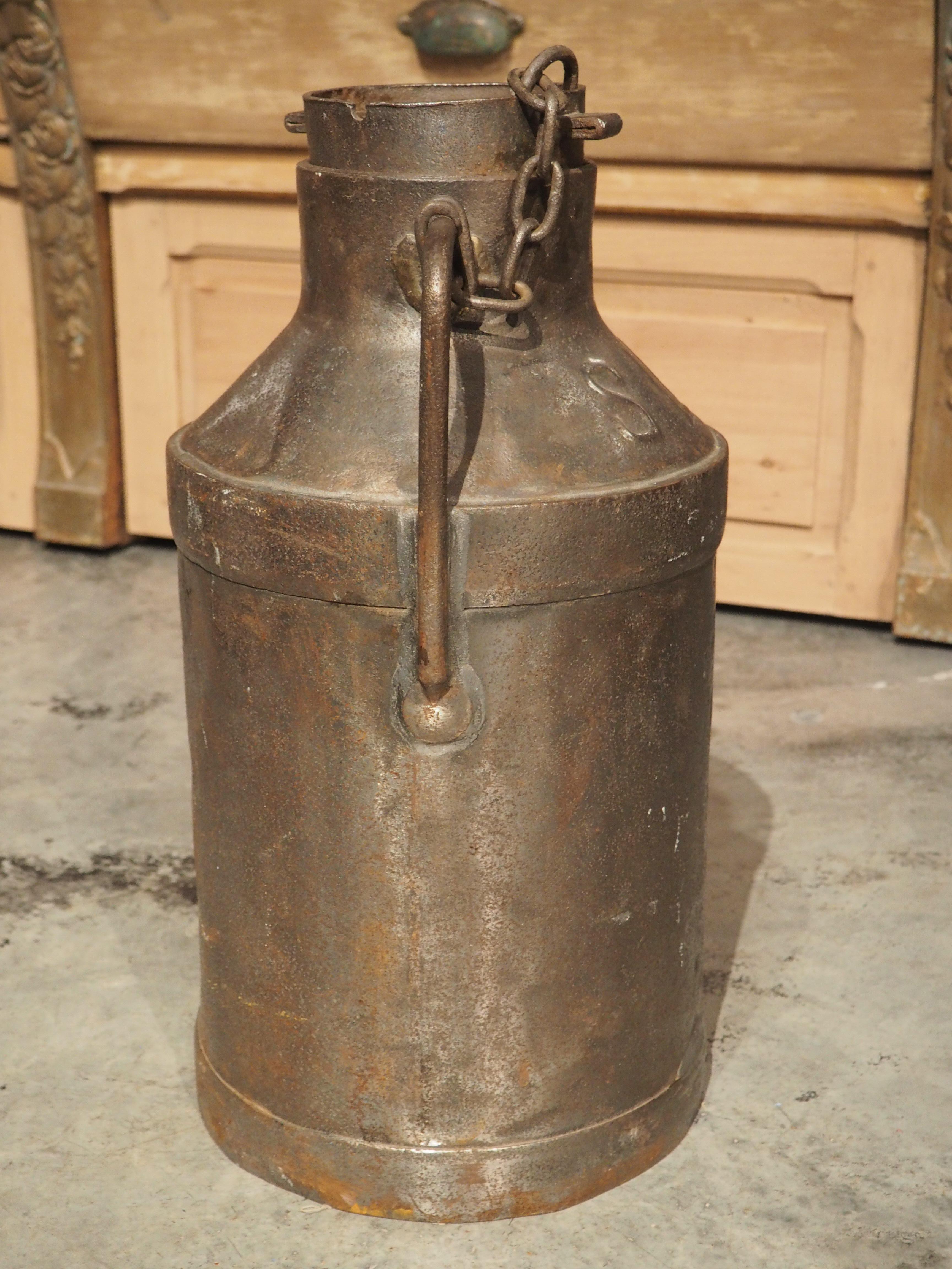 Antiker belgischer Milchbehälter aus Gusseisen, ca. 1920er Jahre (Gegossen) im Angebot