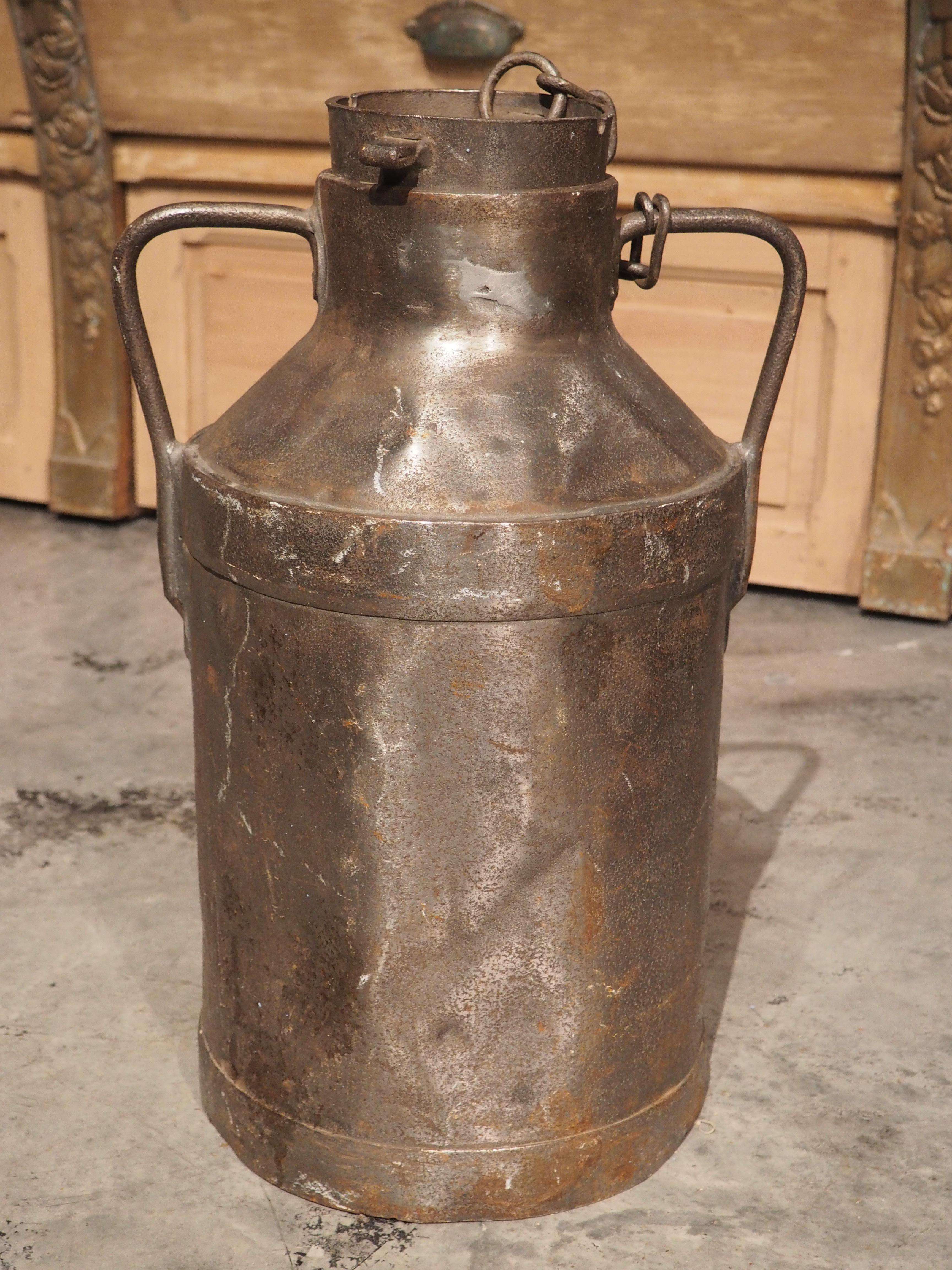 Antiker belgischer Milchbehälter aus Gusseisen, ca. 1920er Jahre im Zustand „Gut“ im Angebot in Dallas, TX