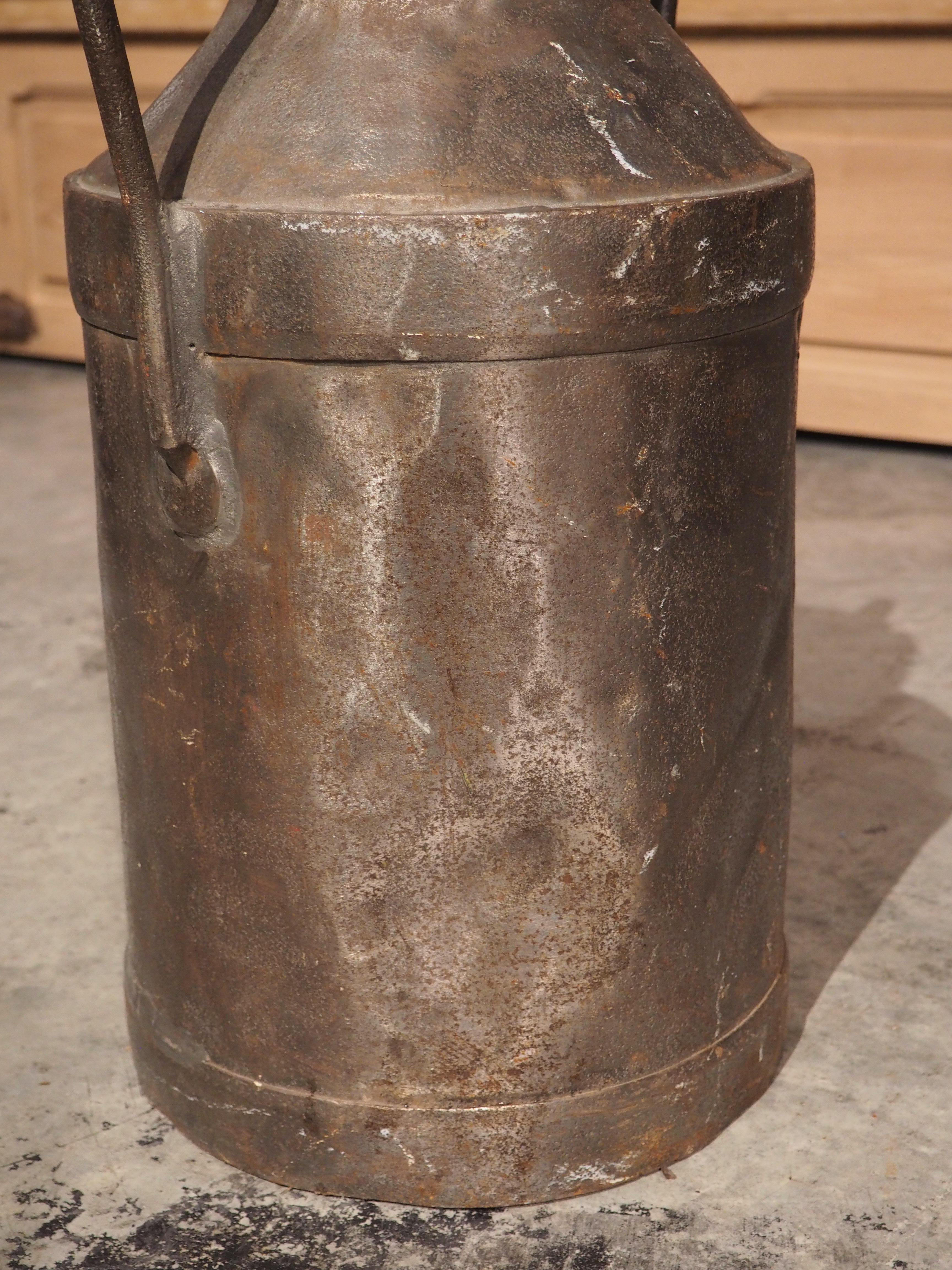 Antiker belgischer Milchbehälter aus Gusseisen, ca. 1920er Jahre (Metall) im Angebot