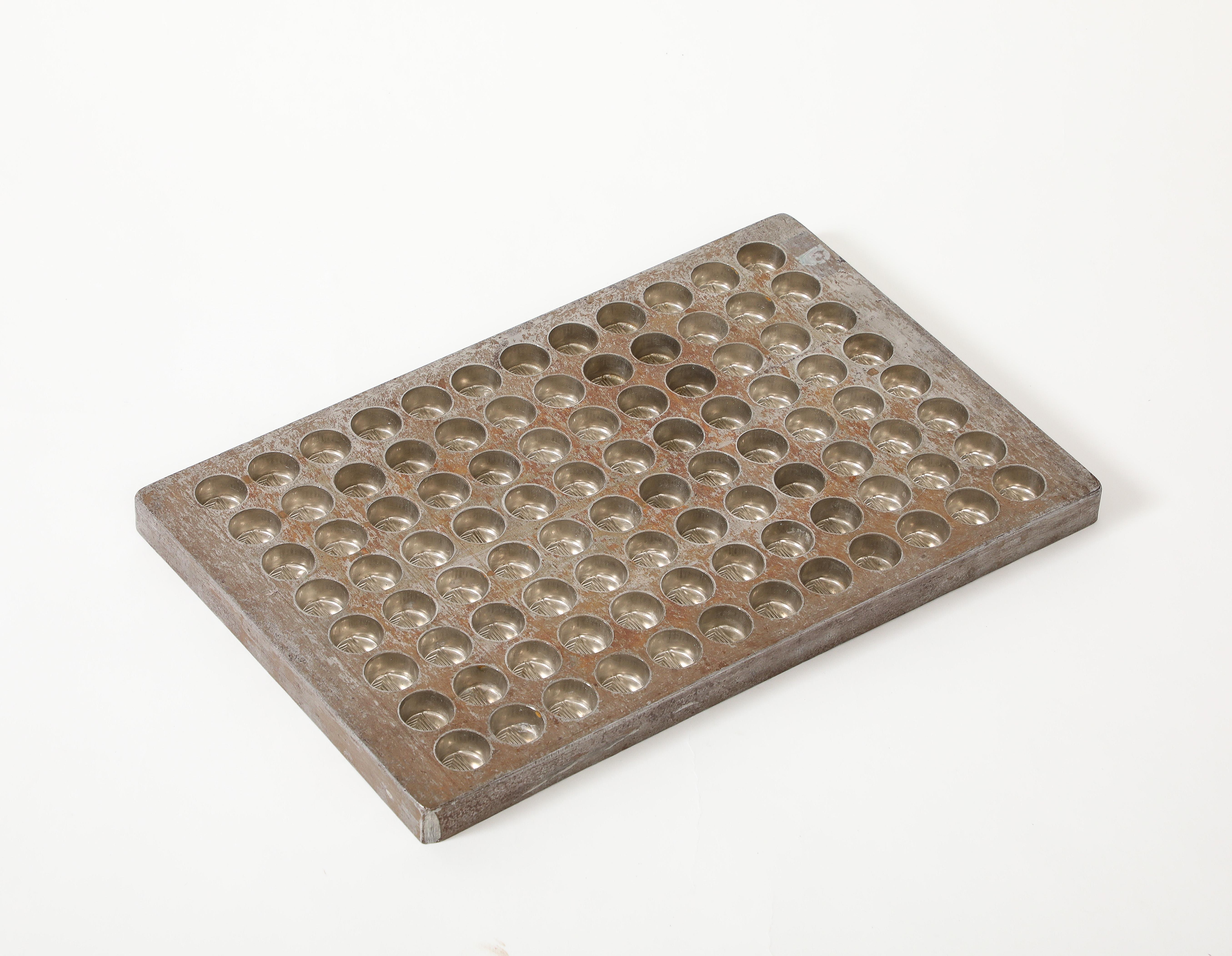Moule à chocolat belge antique en métal lourd.  Un superbe motif graphique et un élément sculptural pour n'importe quelle pièce.