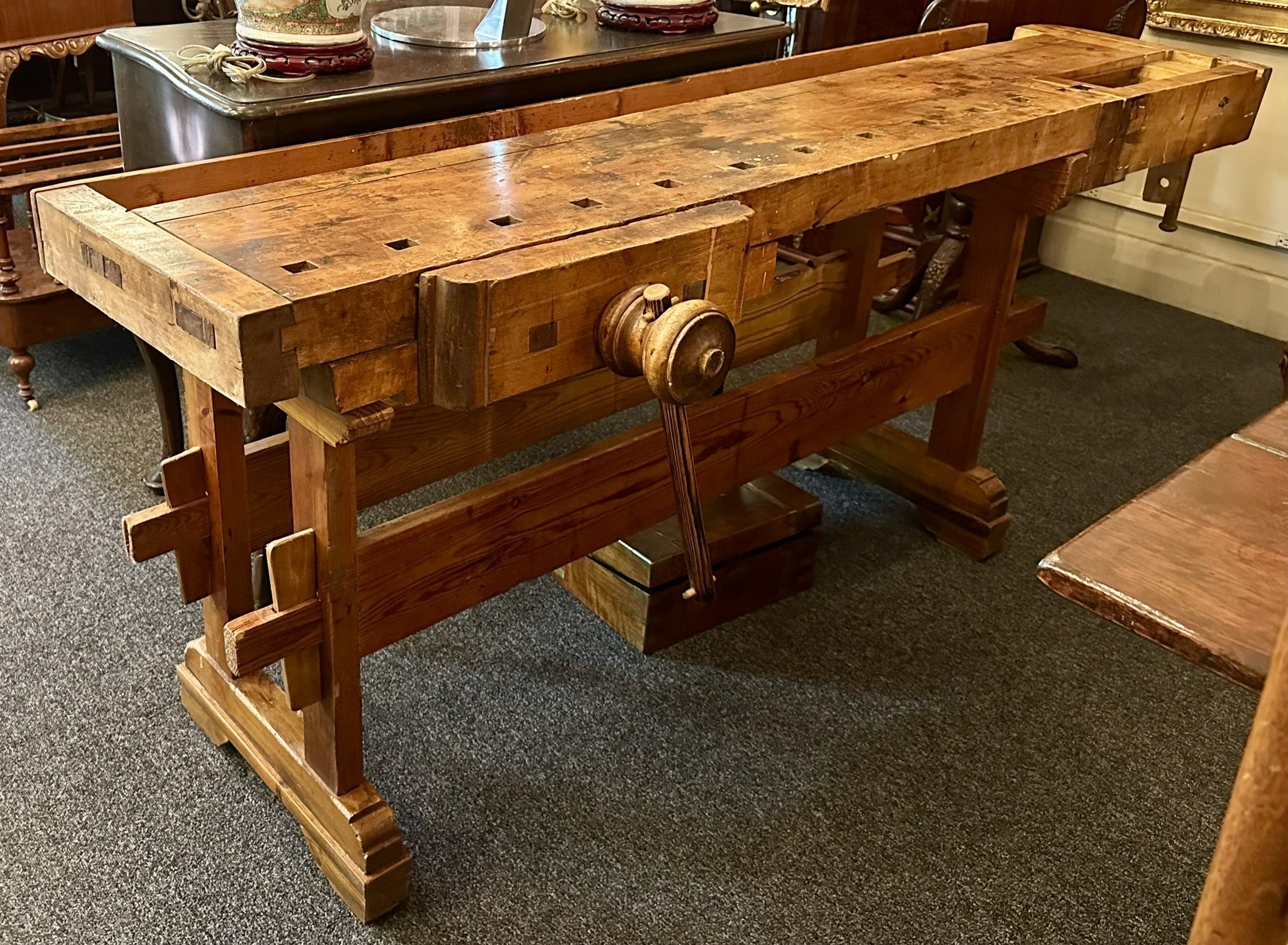 Antico banco da falegname belga in legno massiccio con 2 morse da lavoro, CIRCA 1920-1930.