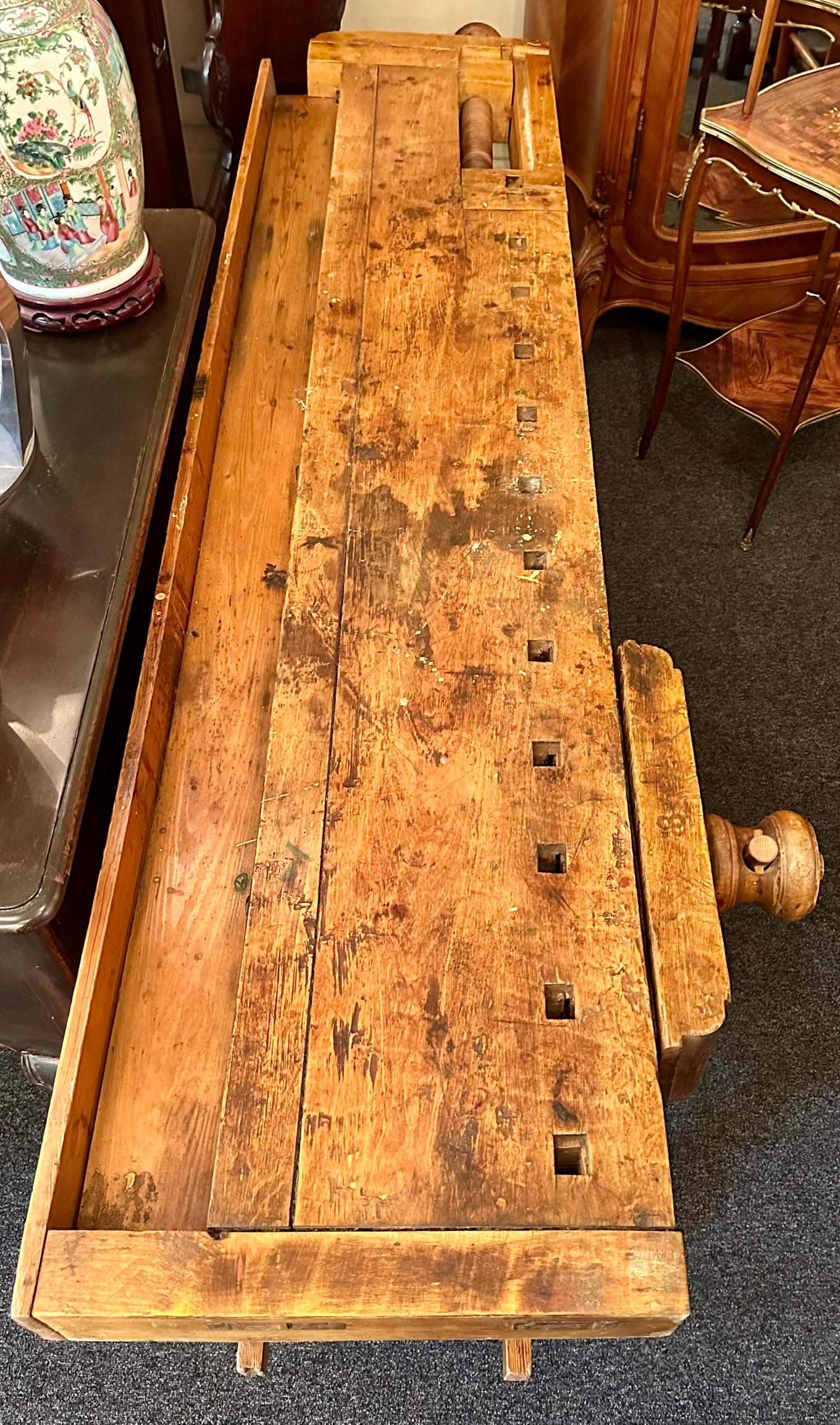 Antico banco da falegname in legno belga con 2 morse, CIRCA 1920 In condizioni buone in vendita a New Orleans, LA