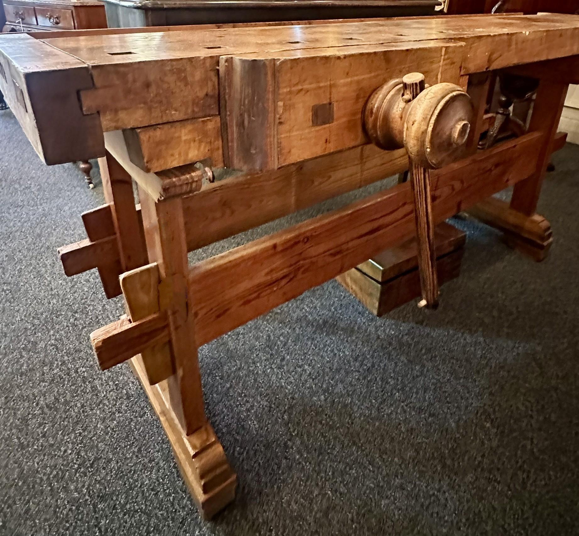 XX secolo Antico banco da falegname in legno belga con 2 morse, CIRCA 1920 in vendita