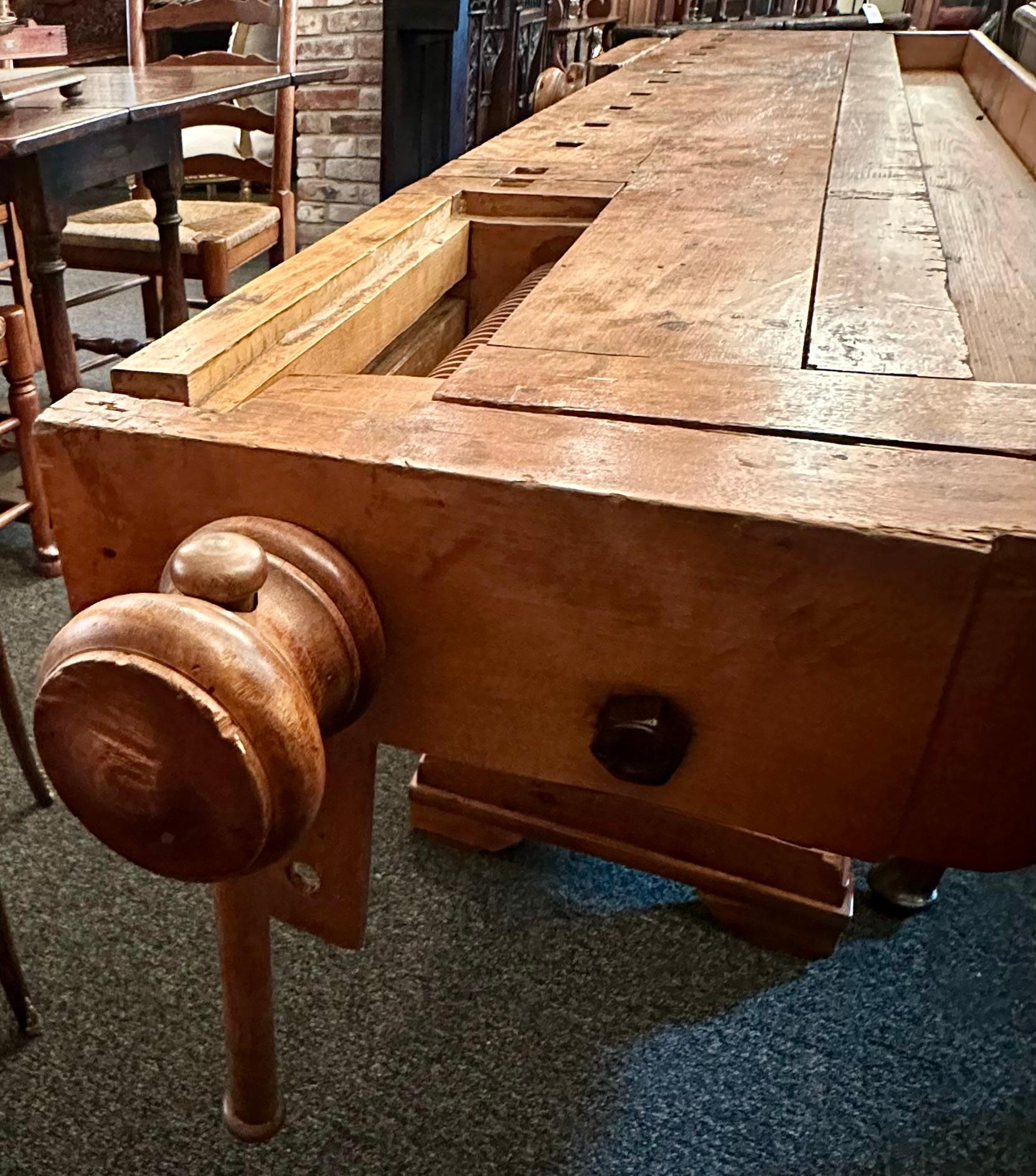 Legno di alberi da frutto Antico banco da falegname in legno belga con 2 morse, CIRCA 1920 in vendita