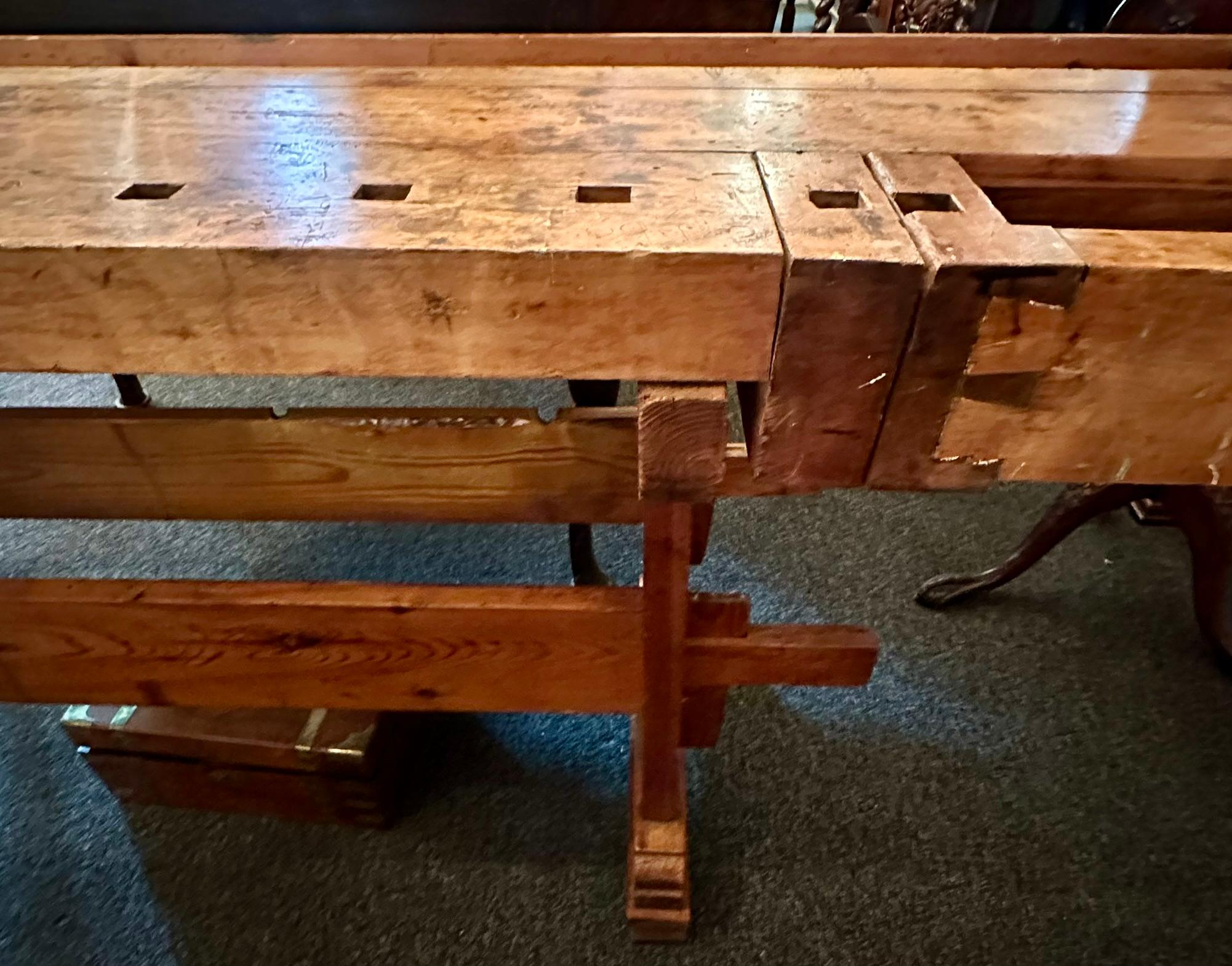 Antico banco da falegname in legno belga con 2 morse, CIRCA 1920 in vendita 2