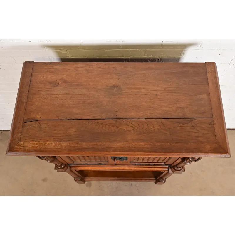 Ancienne armoire de bar en chêne sculpté de style néo-gothique belge, vers 1880 en vente 3