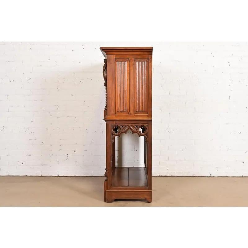 Ancienne armoire de bar en chêne sculpté de style néo-gothique belge, vers 1880 en vente 4