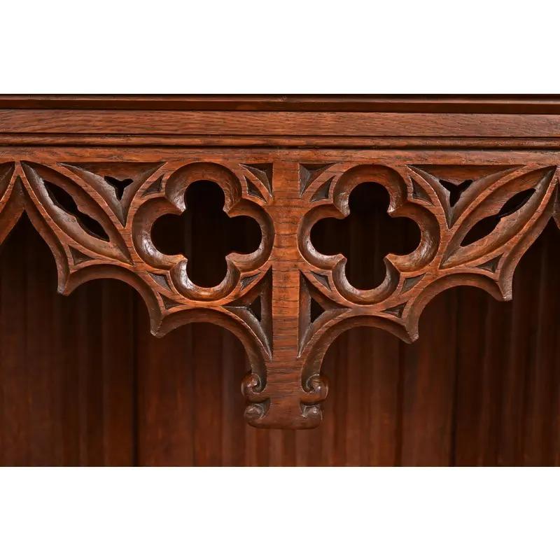 Ancienne armoire de bar en chêne sculpté de style néo-gothique belge, vers 1880 en vente 6
