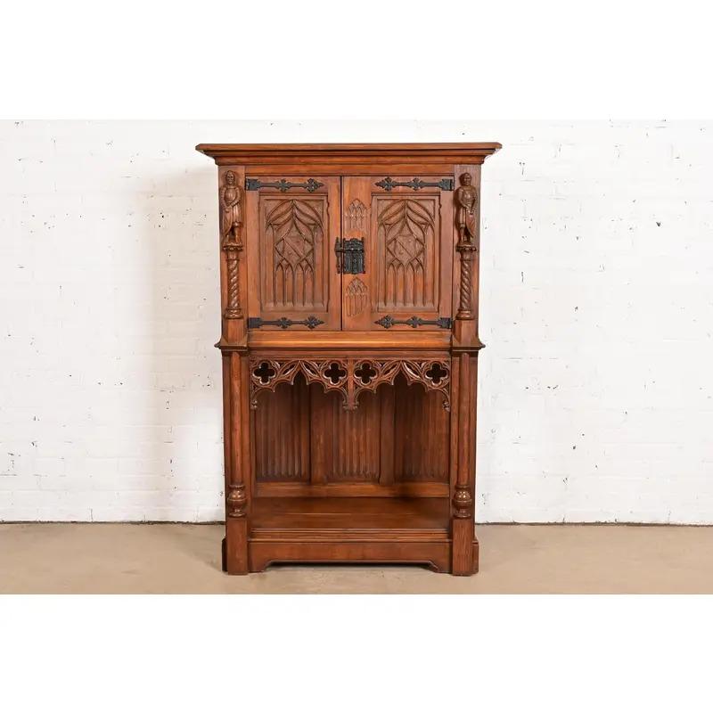Gothique Ancienne armoire de bar en chêne sculpté de style néo-gothique belge, vers 1880 en vente