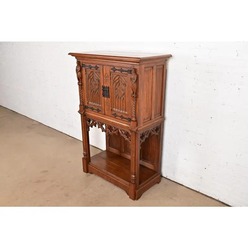 Belge Ancienne armoire de bar en chêne sculpté de style néo-gothique belge, vers 1880 en vente