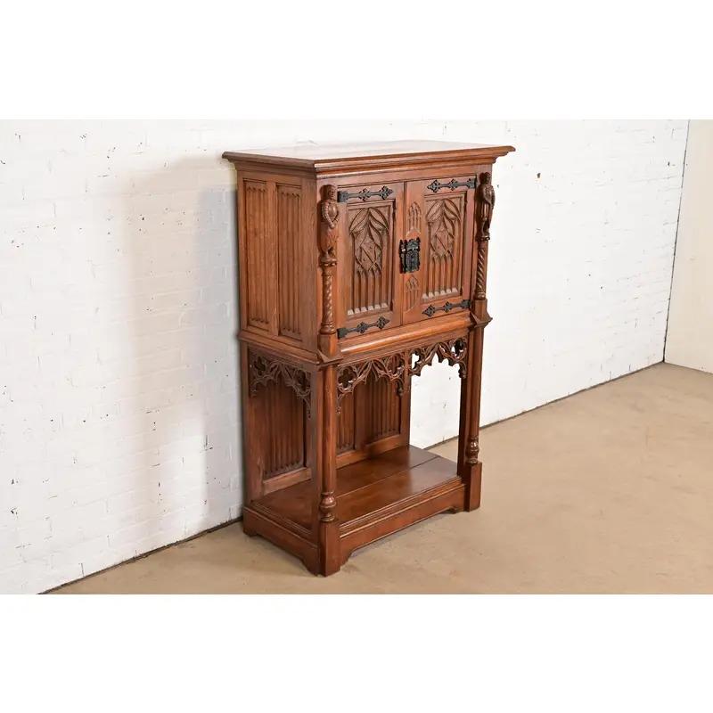 Ancienne armoire de bar en chêne sculpté de style néo-gothique belge, vers 1880 Bon état - En vente à South Bend, IN