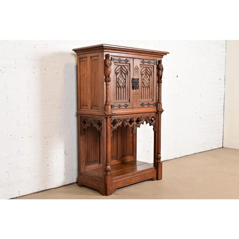 XIXe siècle Ancienne armoire de bar en chêne sculpté de style néo-gothique belge, vers 1880 en vente