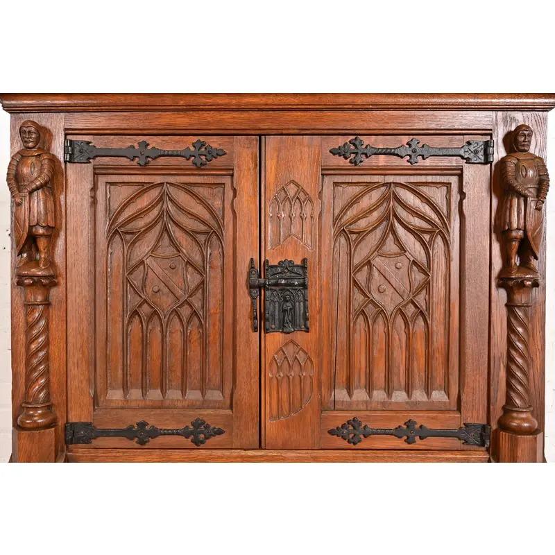 Fer Ancienne armoire de bar en chêne sculpté de style néo-gothique belge, vers 1880 en vente