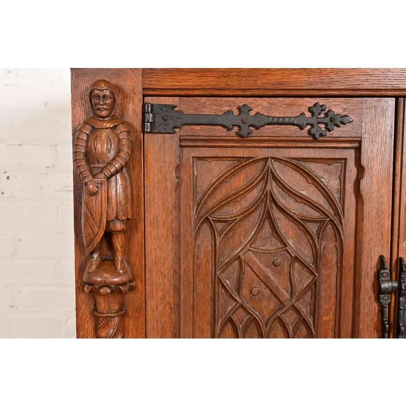 Ancienne armoire de bar en chêne sculpté de style néo-gothique belge, vers 1880 en vente 1