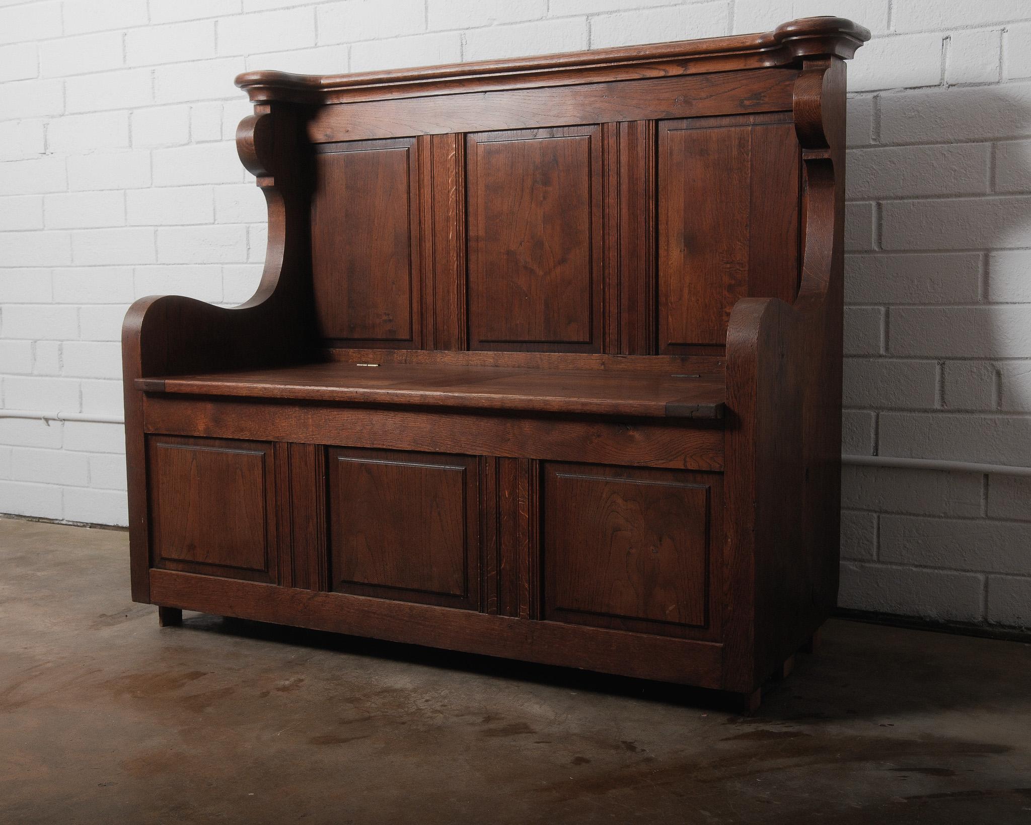 American Colonial Antique Belgian Oak Settle Bench Circa. 1920s For Sale