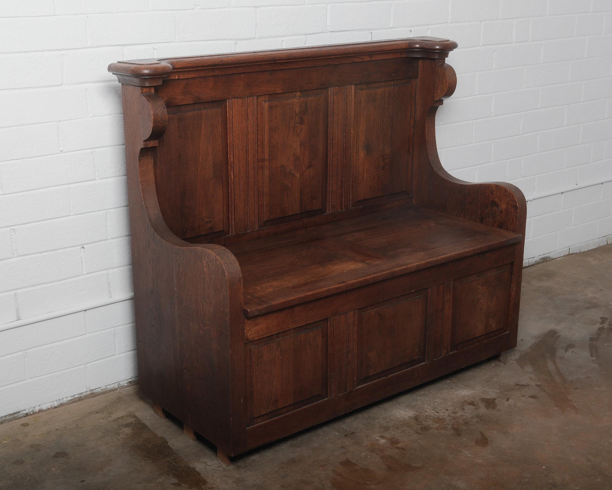 Antique Belgian Oak Settle Bench Circa. 1920s In Good Condition For Sale In High Point, NC