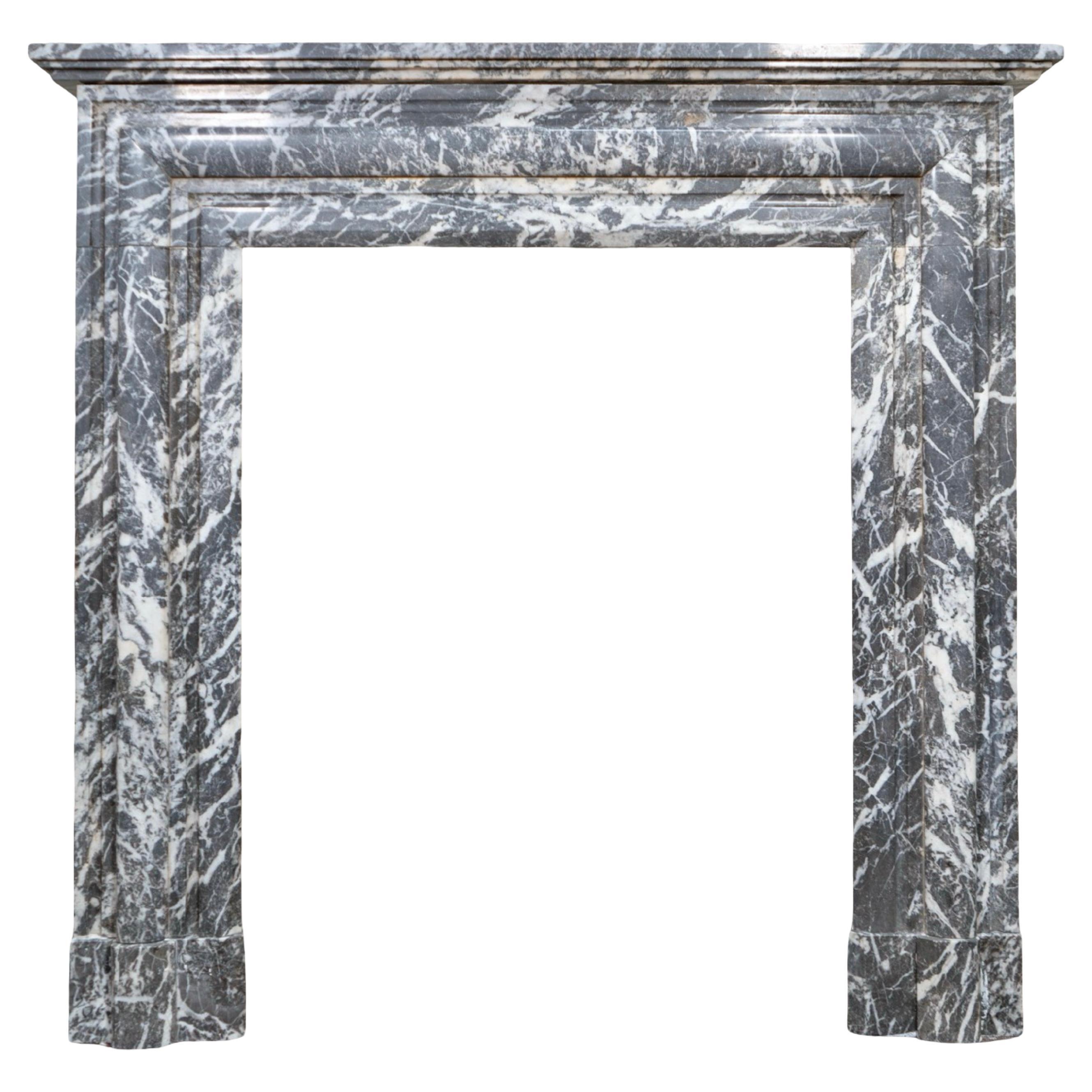 Antike belgische Saint Anne Des Pyrenees Marmor Mantel im Angebot