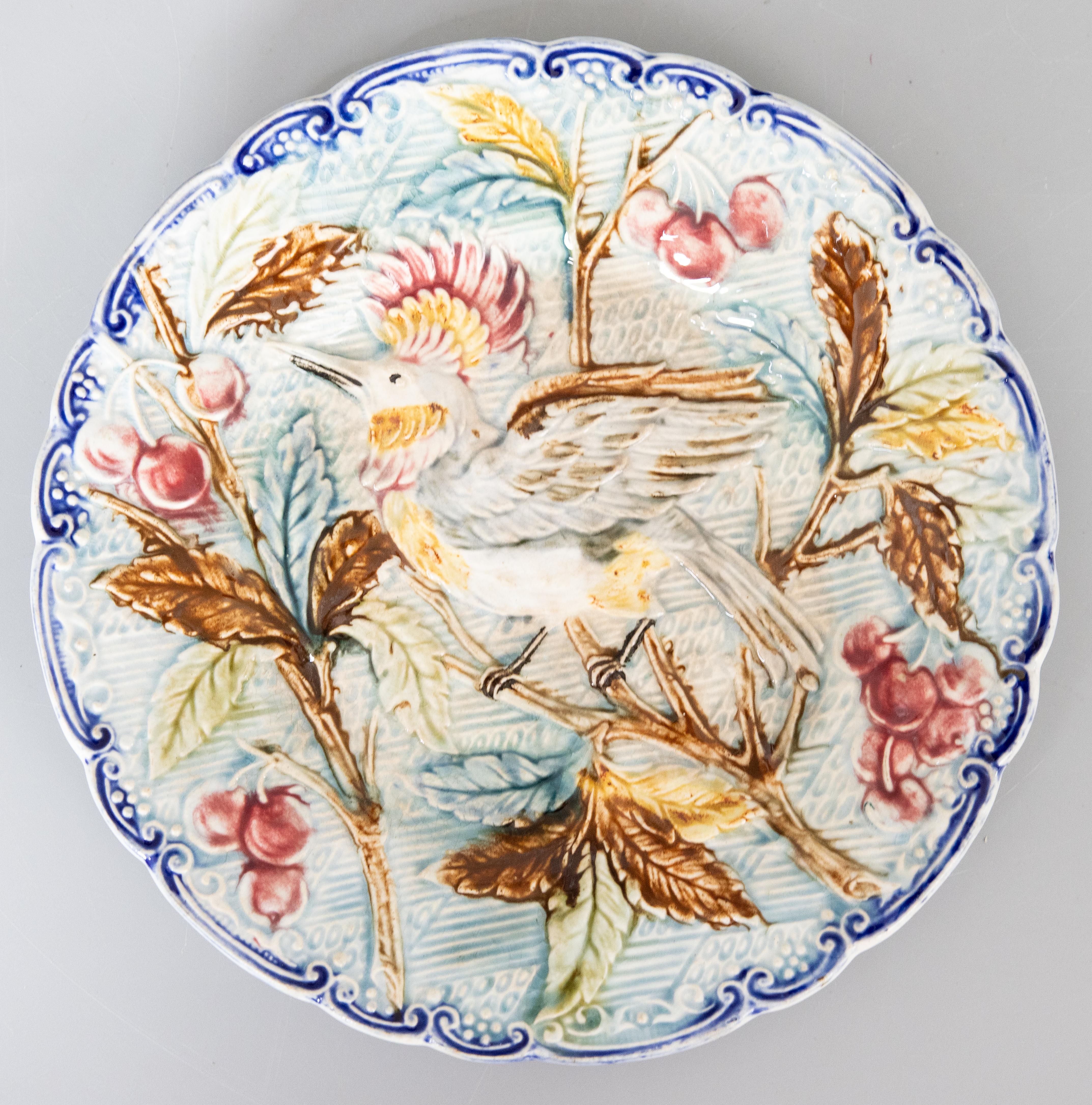 Antiker belgischer Wasmuel Majolica Vogel mit Kirschen Teller, CIRCA 1890 (Belgisch) im Angebot