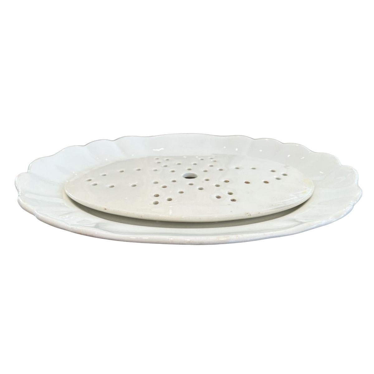 Descubre la mezcla de practicidad y elegancia atemporal con esta Bandeja de Ironstone con Plato Escurridor. Perfecta tanto para el uso diario como para ocasiones especiales, esta pieza combina una artesanía duradera con un diseño clásico, lo que la