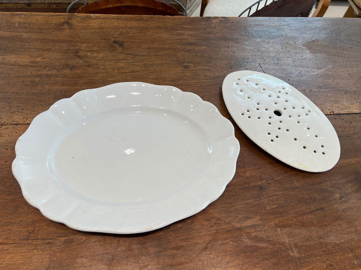 Antiguo Plato Belga Blanco de Ironstone con Plato Escurridor en Bastante bueno estado para la venta en New Orleans, LA