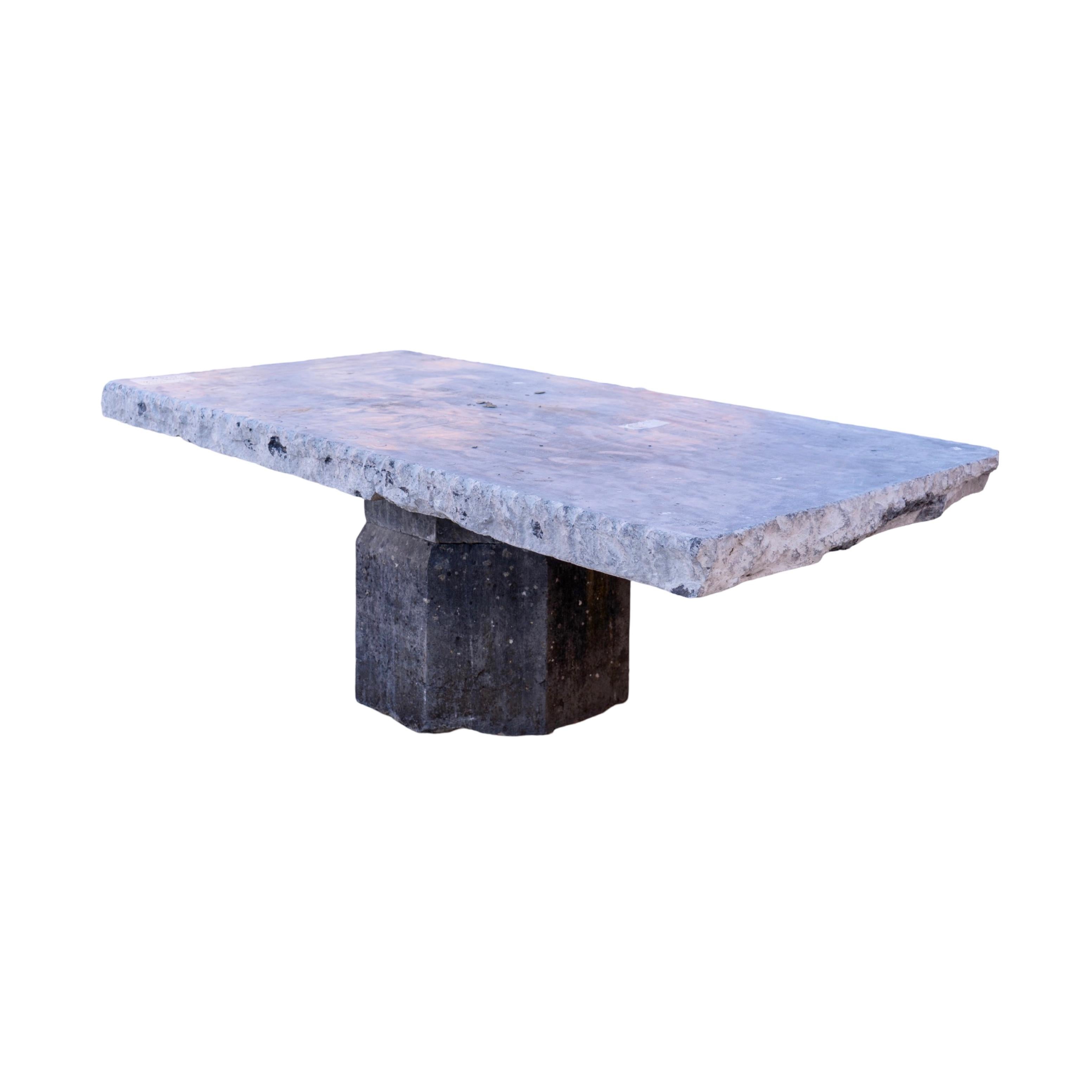 Pierre Table d'extérieur belge ancienne en pierre bleue en vente
