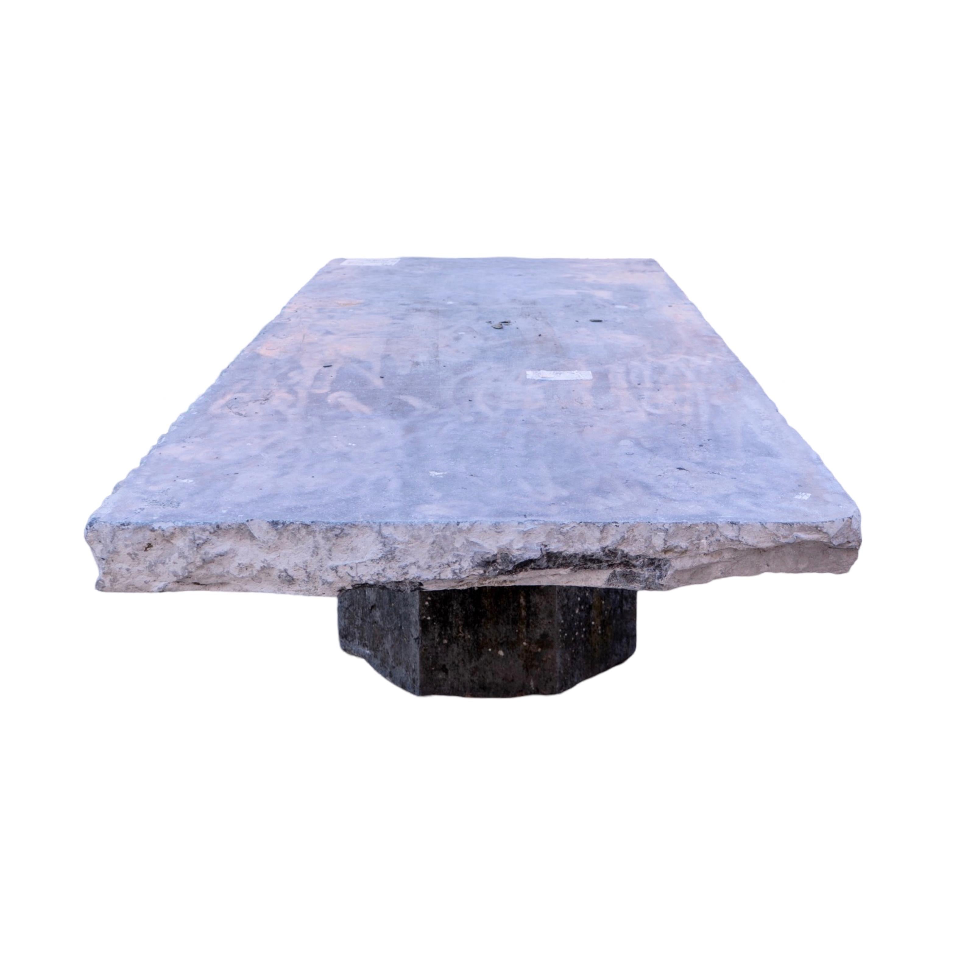Table d'extérieur belge ancienne en pierre bleue en vente 2