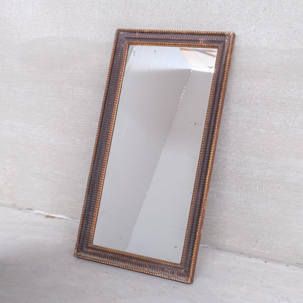 Grand miroir ancien de Belgique.

Plaque miroir d'origine.

Moulures décoratives peintes.

Bon état vintage, éraflures et signes d'usure occasionnels.

Réf. interne : 03/03/25/035. M-ONE.

Emplacement : Belgique Gallery.

Dimensions : 71 L x 6 P x