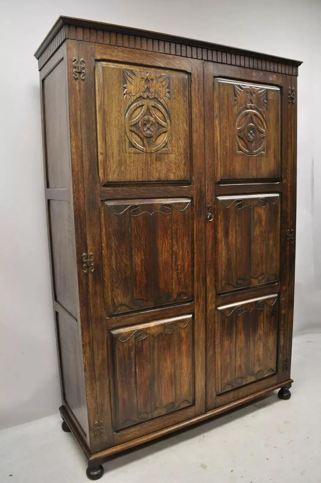 Armario Grande Antiguo Bélgica Renacimiento Jacobeo Figural Roble Tallado. El artículo presenta tallas figuradas en los frentes de las puertas, pies de bollo, espejo en la puerta interior, tallas tridimensionales en forma de 
