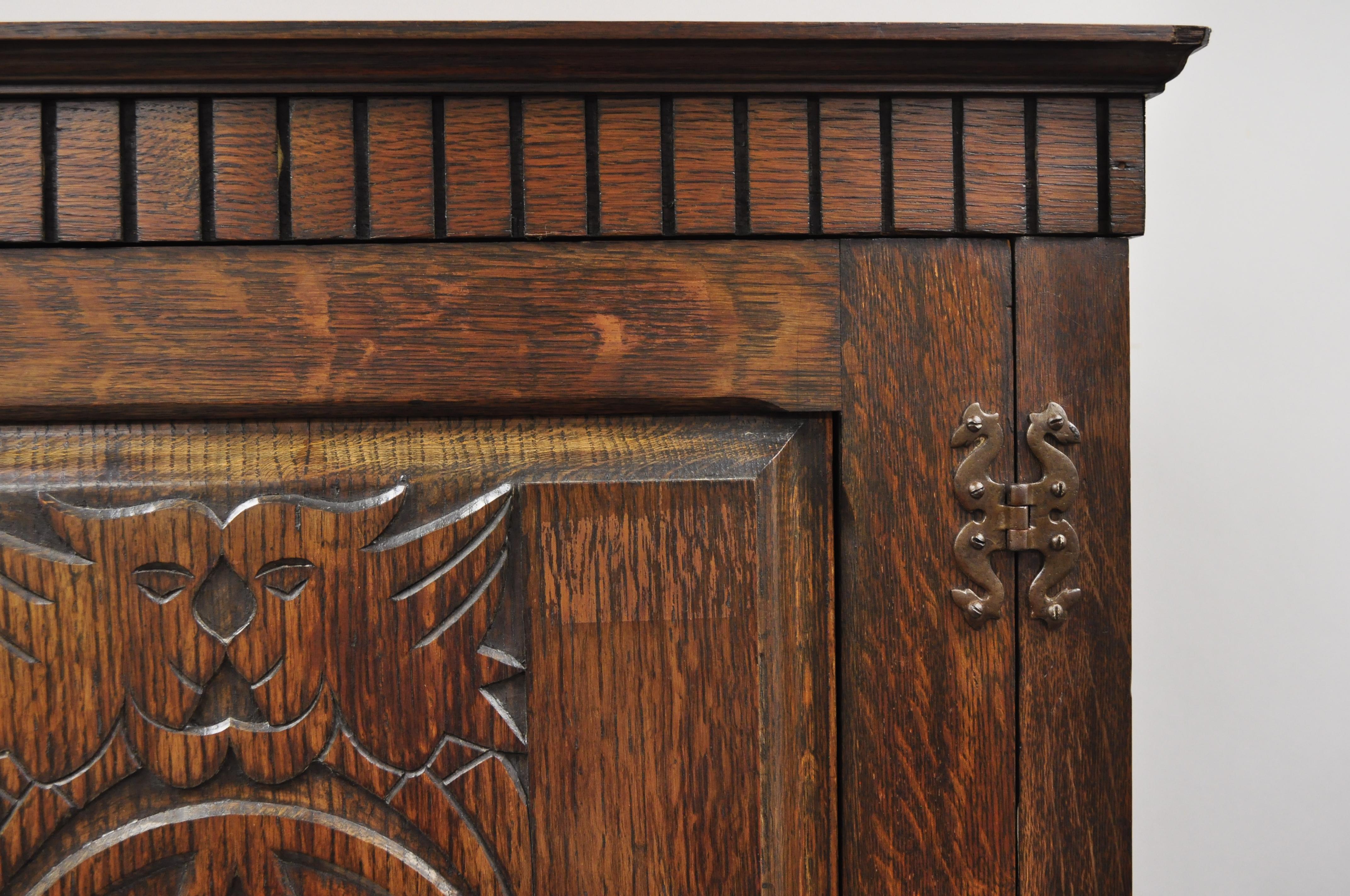 Ancienne armoire de rangement jacobéenne en chêne sculpté figuratif de la Renaissance, Belgique Bon état - En vente à Philadelphia, PA