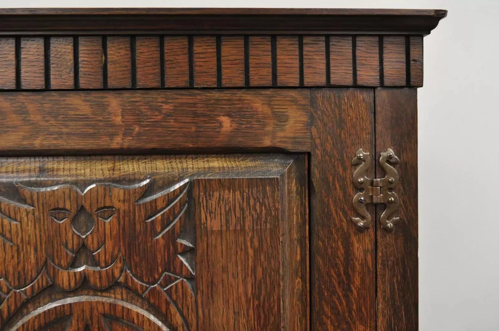 Armario Grande Antiguo Bélgica Renacimiento Jacobeo Figural Roble Tallado en Bueno estado para la venta en Philadelphia, PA