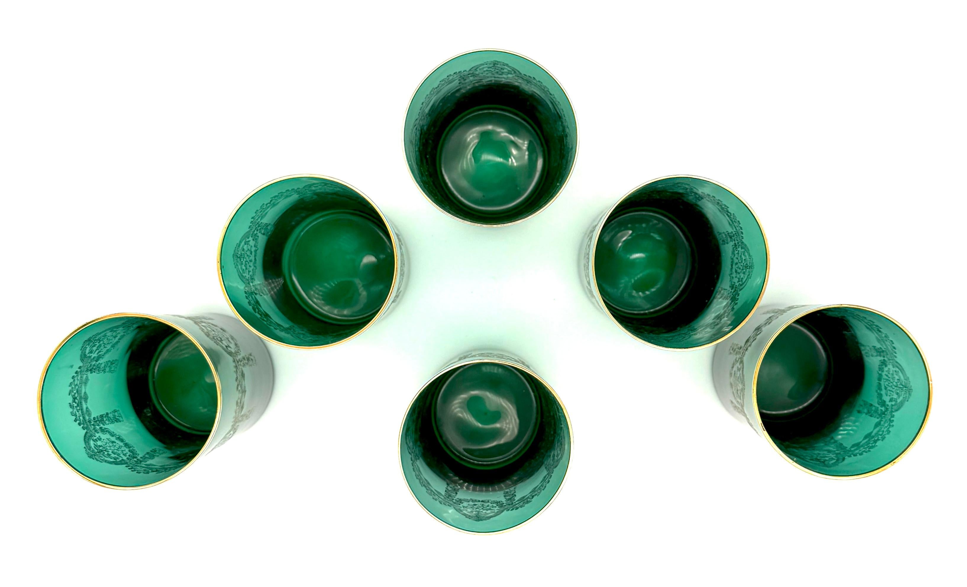 Antiguo Juego Belle Époque Seis Vasos Altos Esmeralda Verde Oro Grabado Bohemia Checo en venta