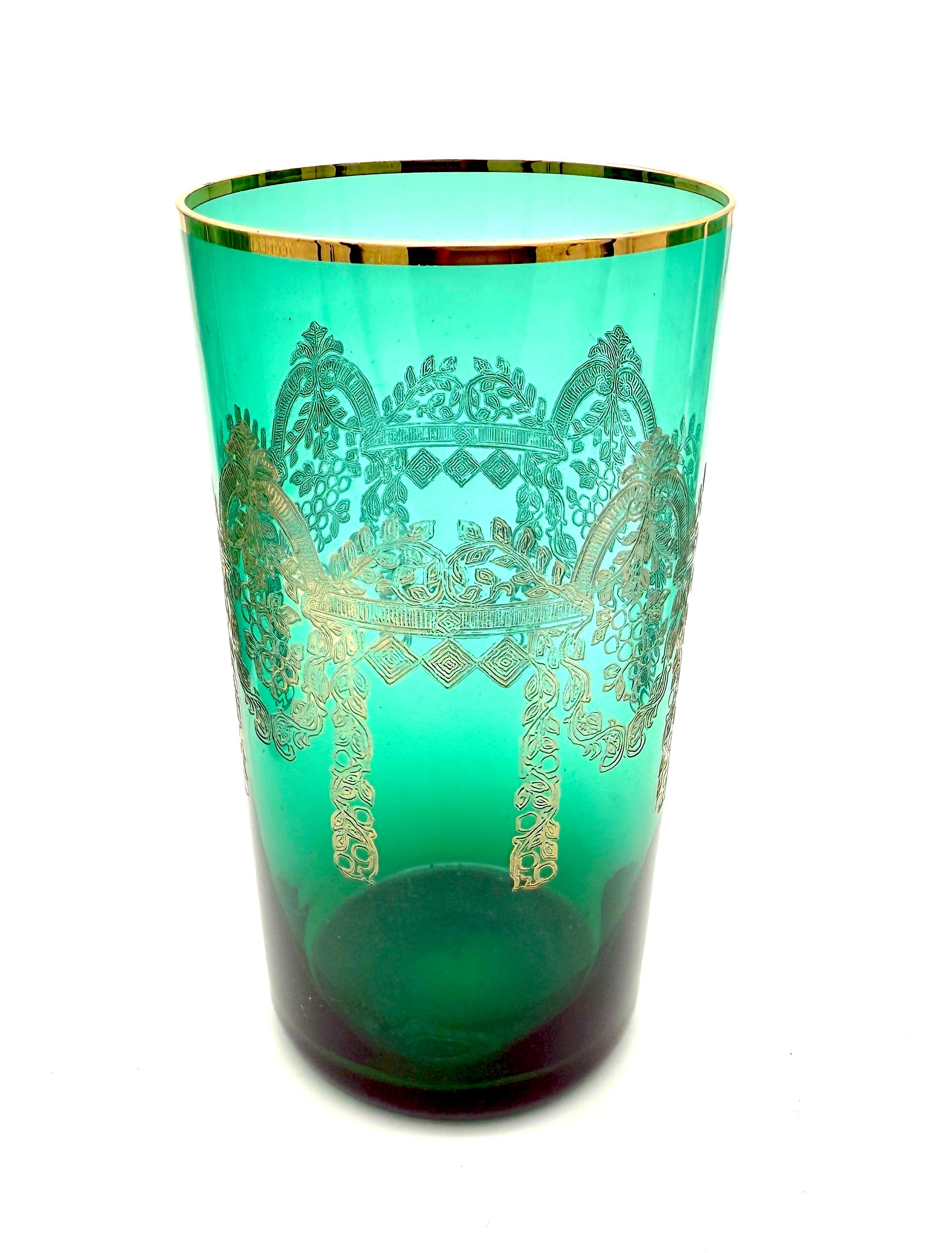 Antiguo Juego Belle Époque Seis Vasos Altos Esmeralda Verde Oro Grabado Bohemia Dorado en venta