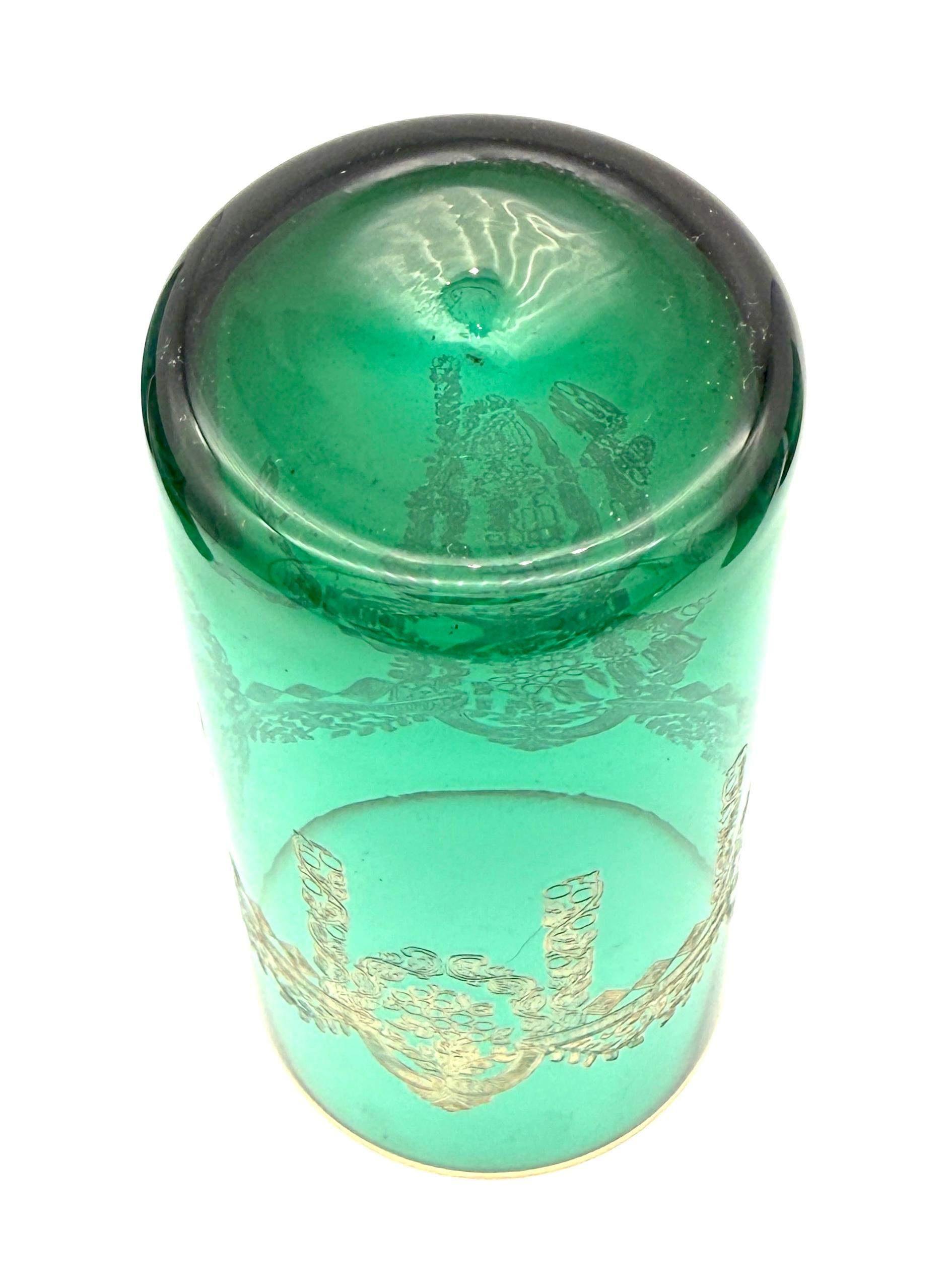 Antiguo Juego Belle Époque Seis Vasos Altos Esmeralda Verde Oro Grabado Bohemia en Bueno estado para la venta en Munich, DE