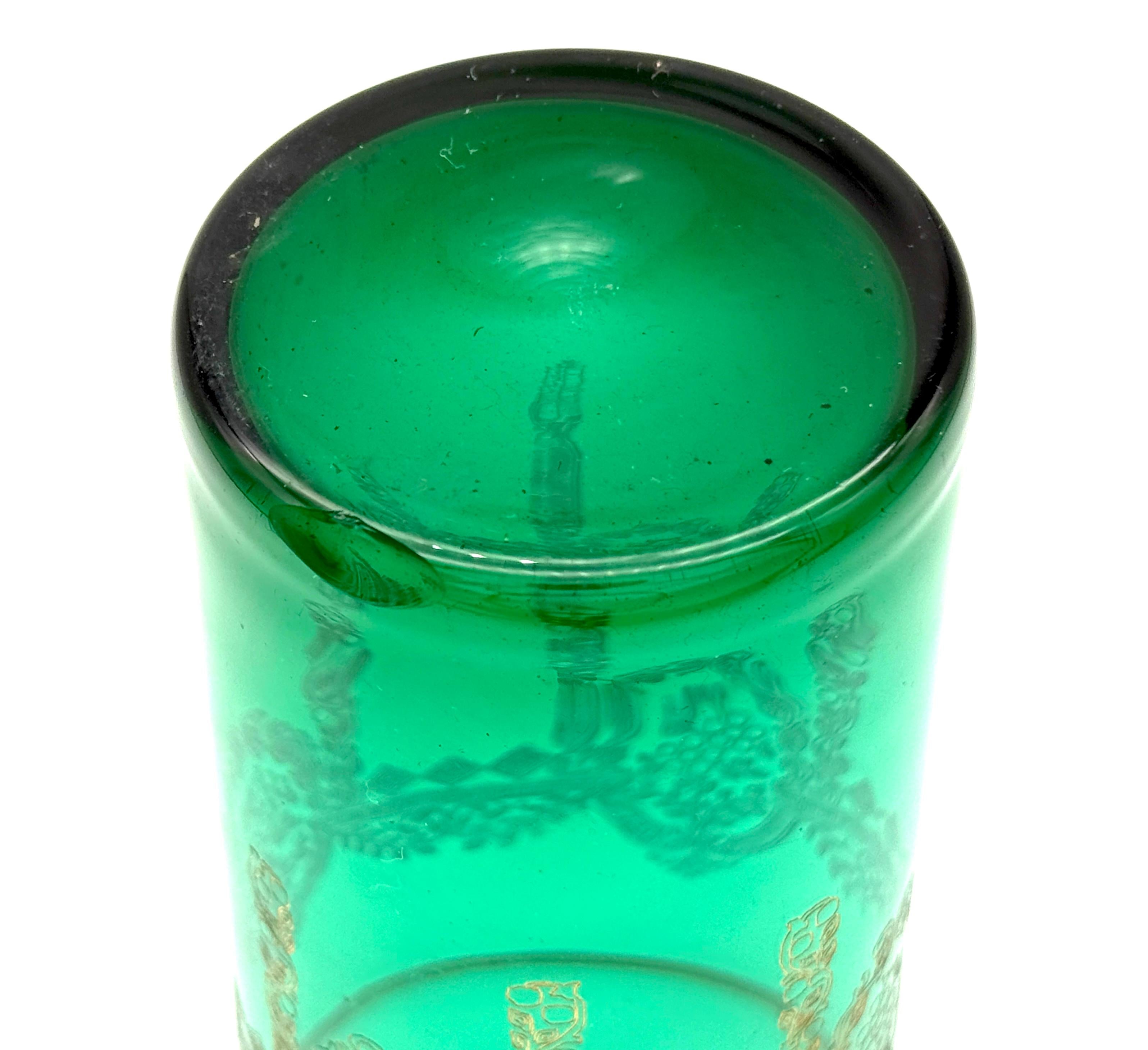 Antiguo Juego Belle Époque Seis Vasos Altos Esmeralda Verde Oro Grabado Bohemia principios del siglo XX en venta
