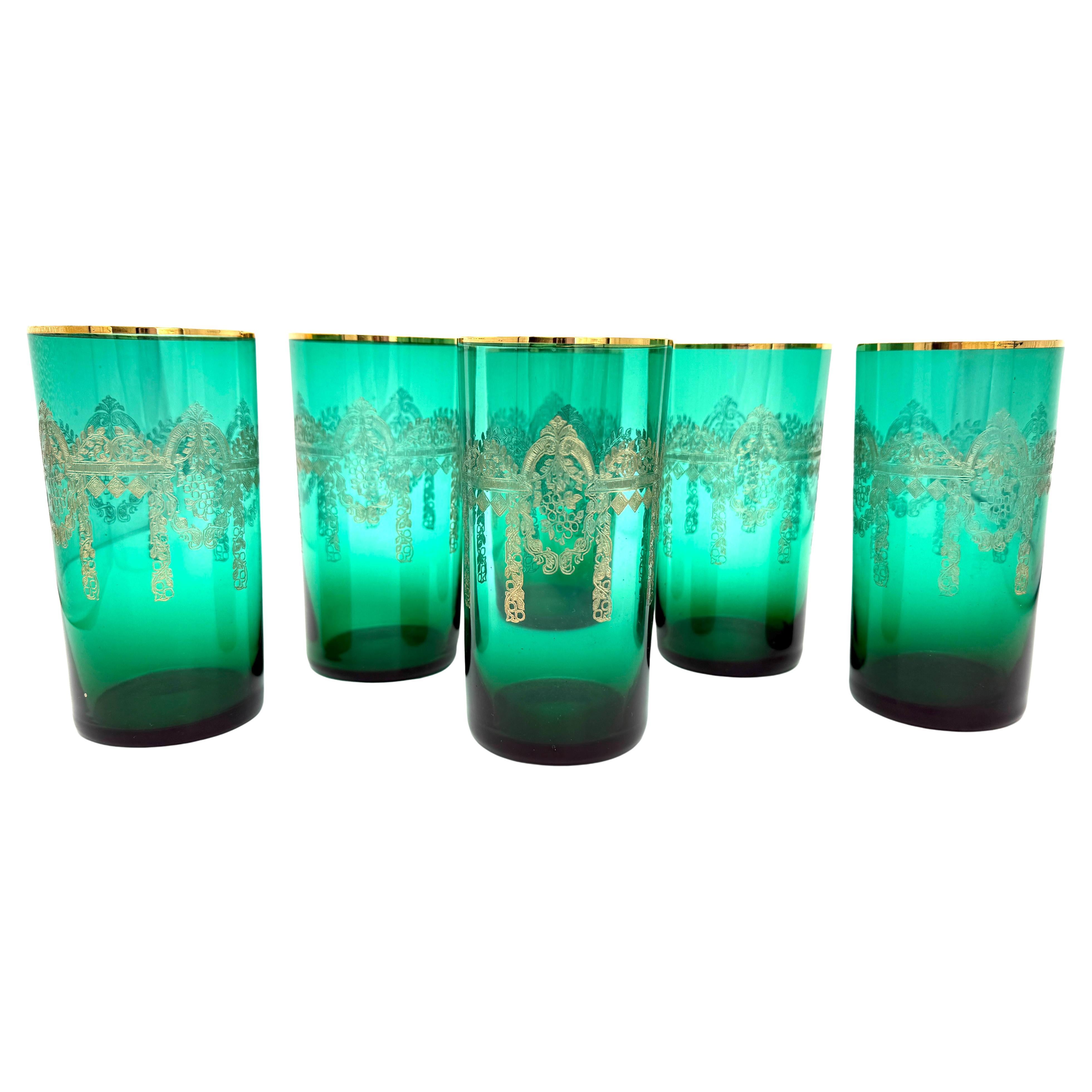 Antiguo Juego Belle Époque Seis Vasos Altos Esmeralda Verde Oro Grabado Bohemia en venta