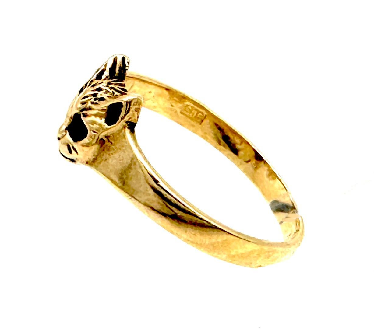 Questo affascinante anello in oro 14K è stato creato nell'ultimo decennio del XIX secolo. Il cappello dell'anello raffigura il volto di un piccolo gatto dall'aspetto amichevole. L'anello è stato precedentemente dimensionato - c'è un segno di