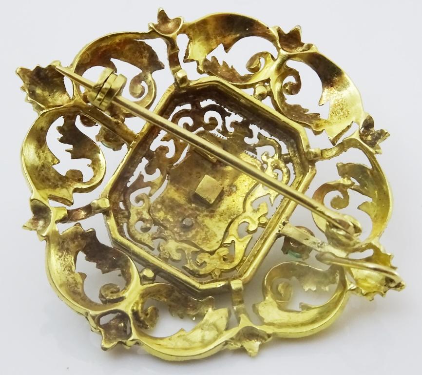 Round Cut Antique Belle Époque 18 karat Gold Diamond and Emerald Pin/Pendant For Sale