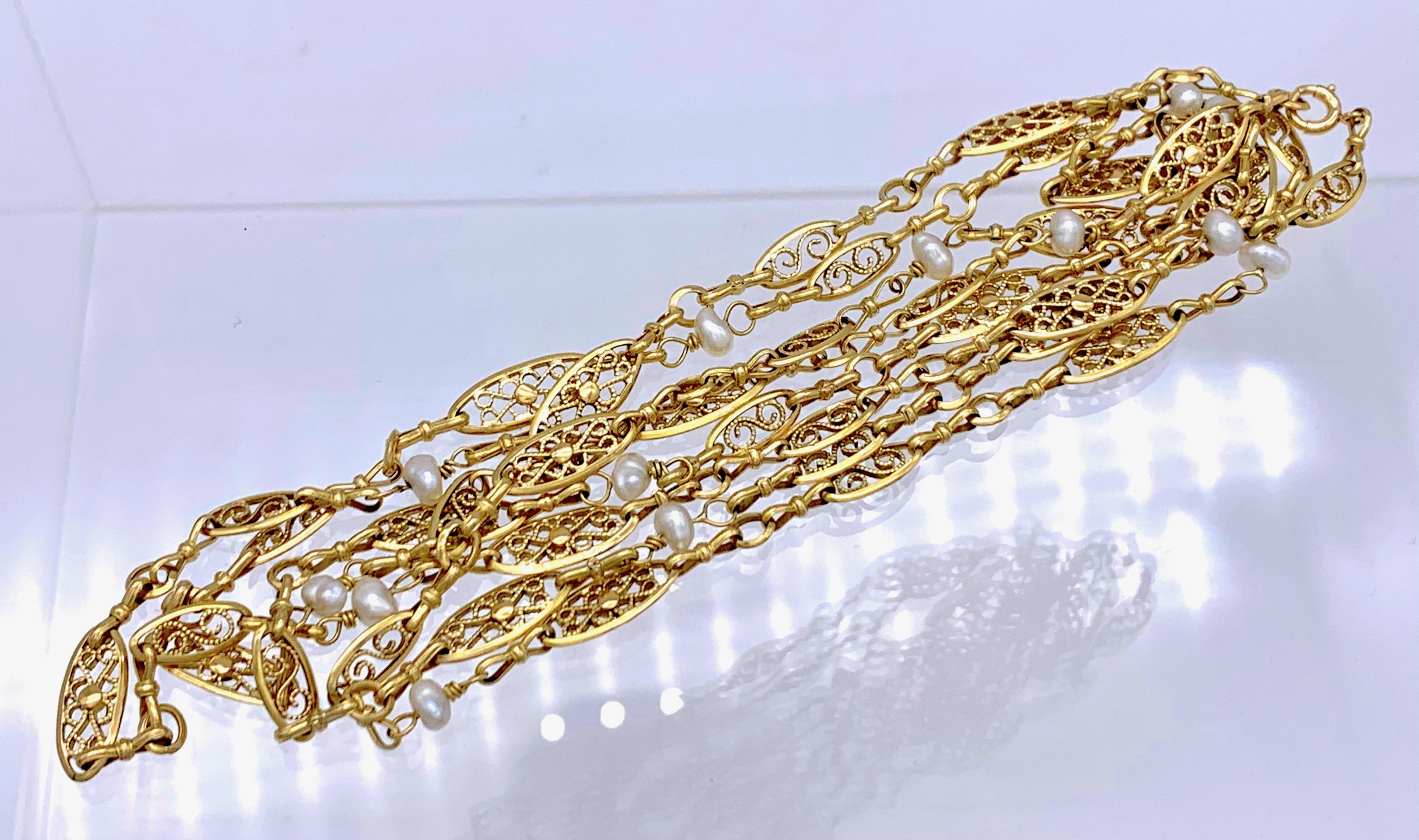 Sehr eleganter französischer Belle Époque Sautoir aus 18-karätigem Gold, bestehend aus zwei Variationen von zart gearbeiteten ovalen Gliedern, die sich mit orientalischen Perlen abwechseln.  