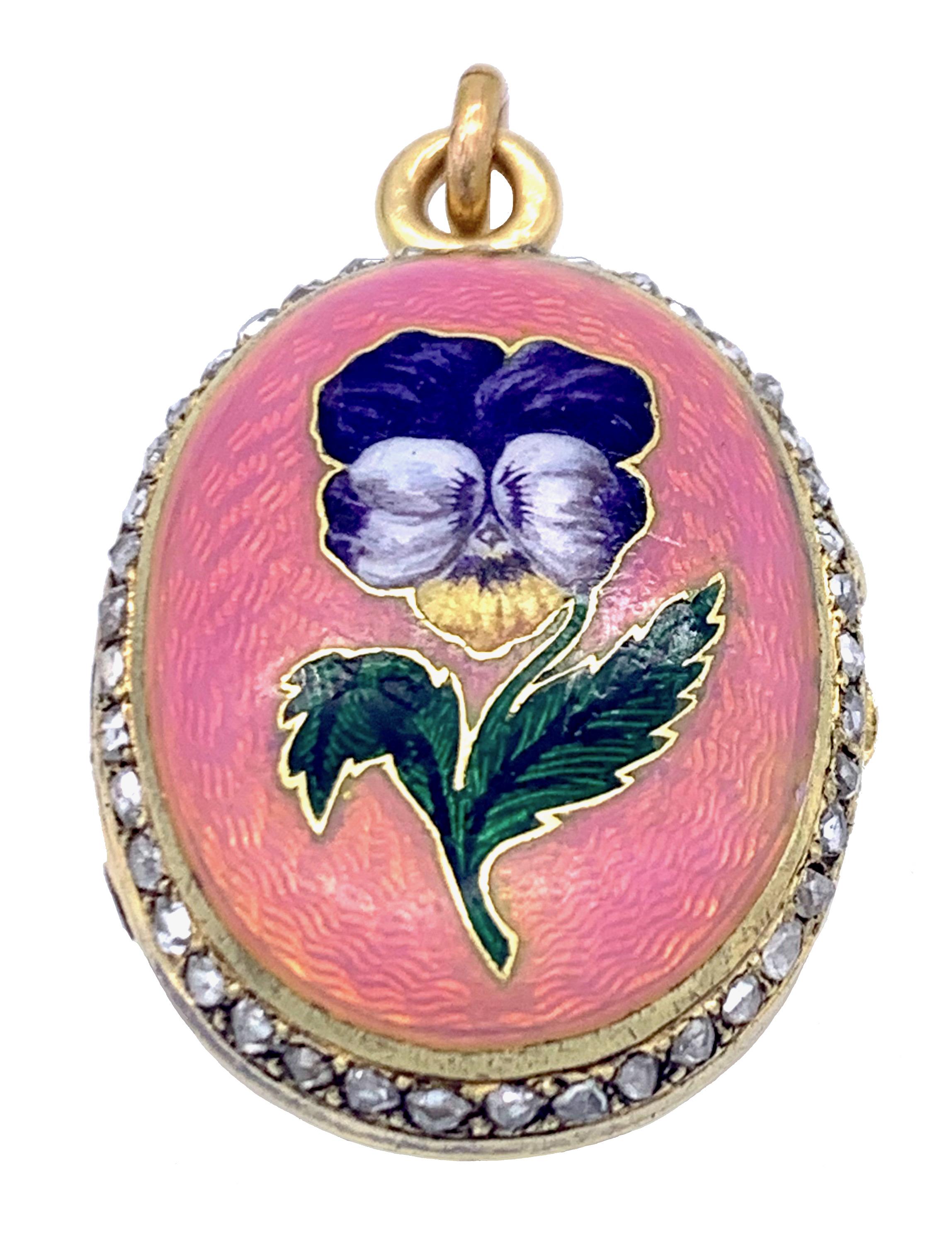 This marvellous vinaigrette pendant is decorated with breathtaking guilloché enamel in iridescent pink hues. It is decorated with a gold framed enamel painting of a pansy. The pansy stands for ' pensez à moi ' in romantic sign language. On the front